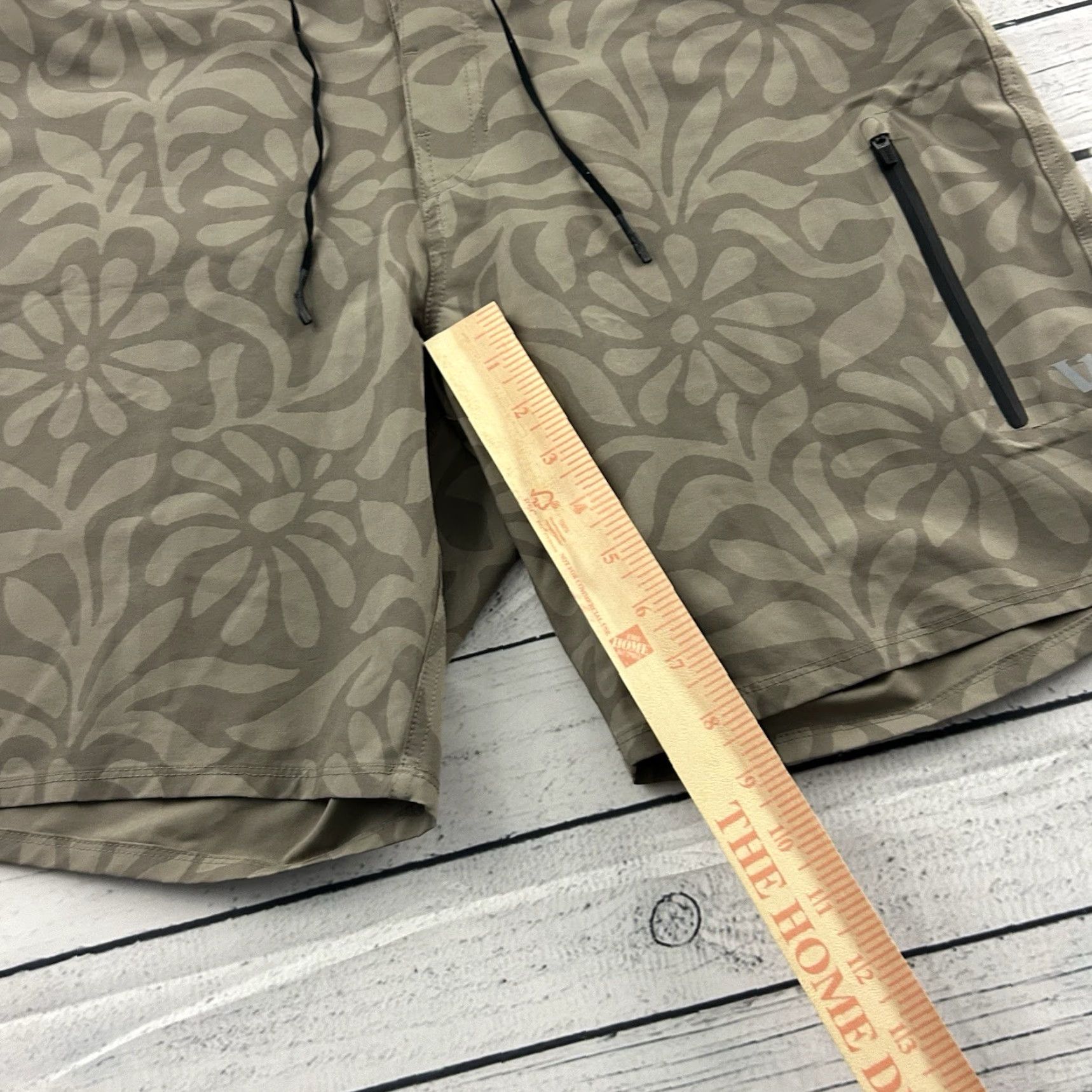 Vuori Vuori Infinity Board Shorts Floral Abstract Swim Trunks Men's 33 Khaki Beige Board Shorts Mens 33 Beige Floral Vuori Size US 33 - 3 Thumbnail