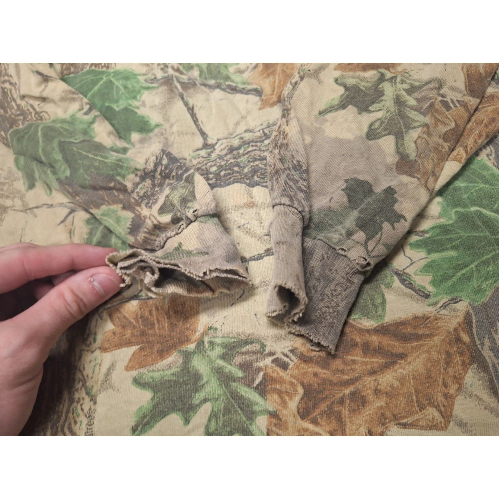 Jerzees VINTAGE Jerzees Realtree Camouflage Distressed Pocket Hunting Shirt 2XL Grunge Men Long Sleeve T-Shirt Green 90s Outdoor Pockets Mens Size US XXL / EU 58 / 5 - 3 Thumbnail