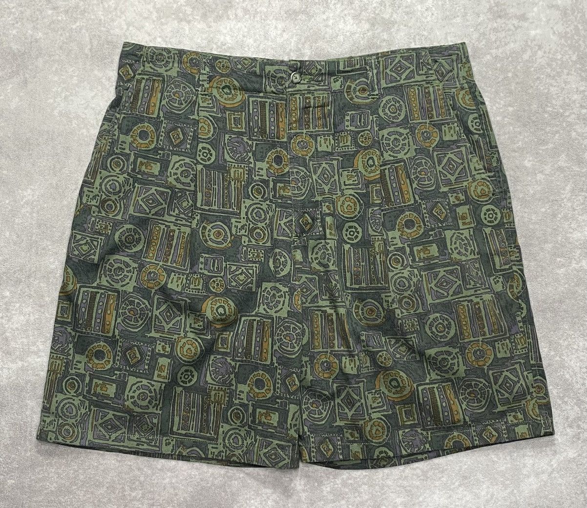 Liz Claiborne 90’s Vintage Claiborne Green Tribal Print Chino Shorts Size US 36 / EU 52 - 1 Thumbnail