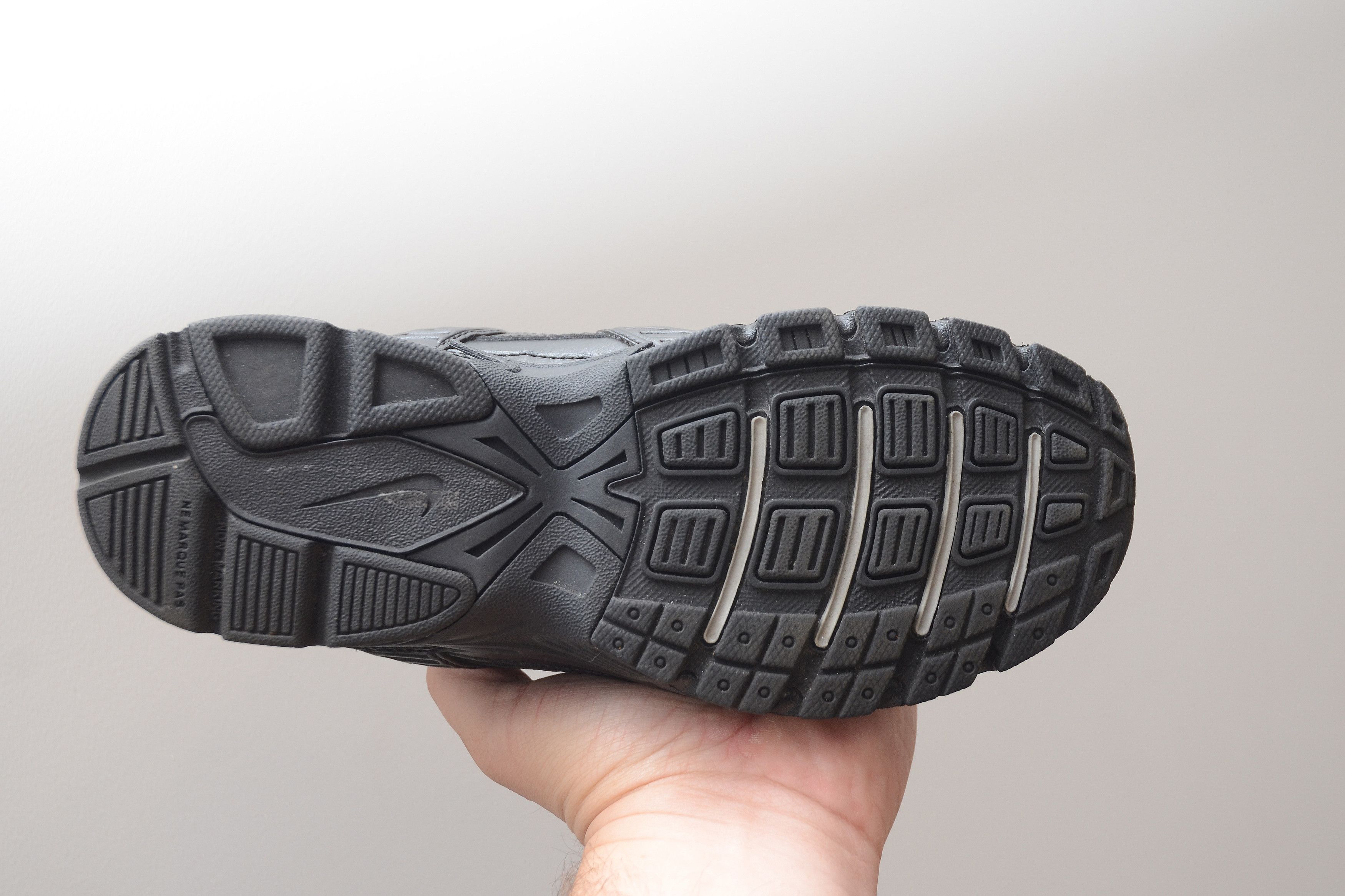 Nike Rare Nike Black Trainers UK 3.5 US 4Y Sneakers Silver Swoosh Size US 6 / IT 36 - 14 Thumbnail