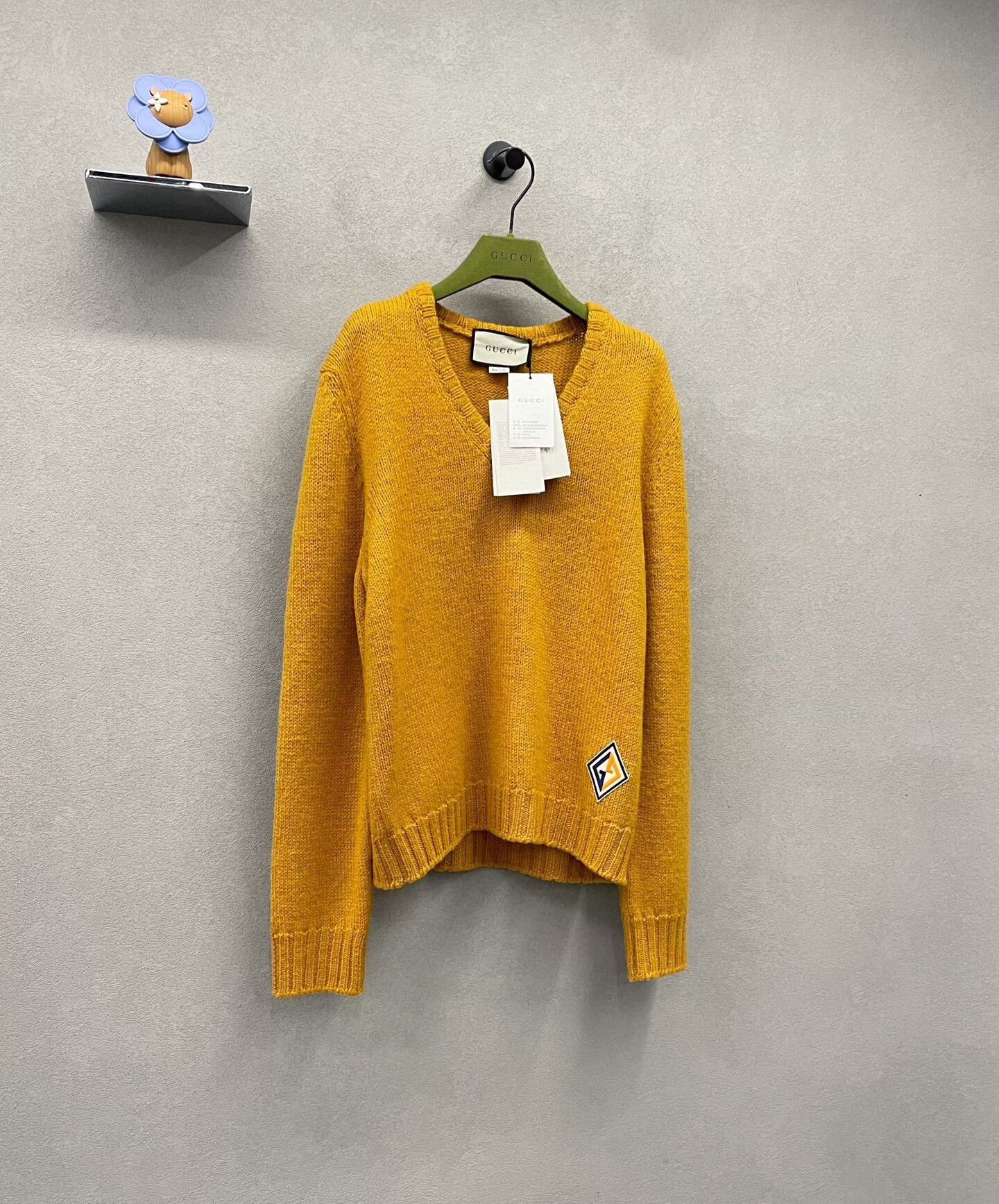 Gucci gucci yellow knitted v-neck sweater size m Size US M / EU 48-50 / 2 - 3 Thumbnail