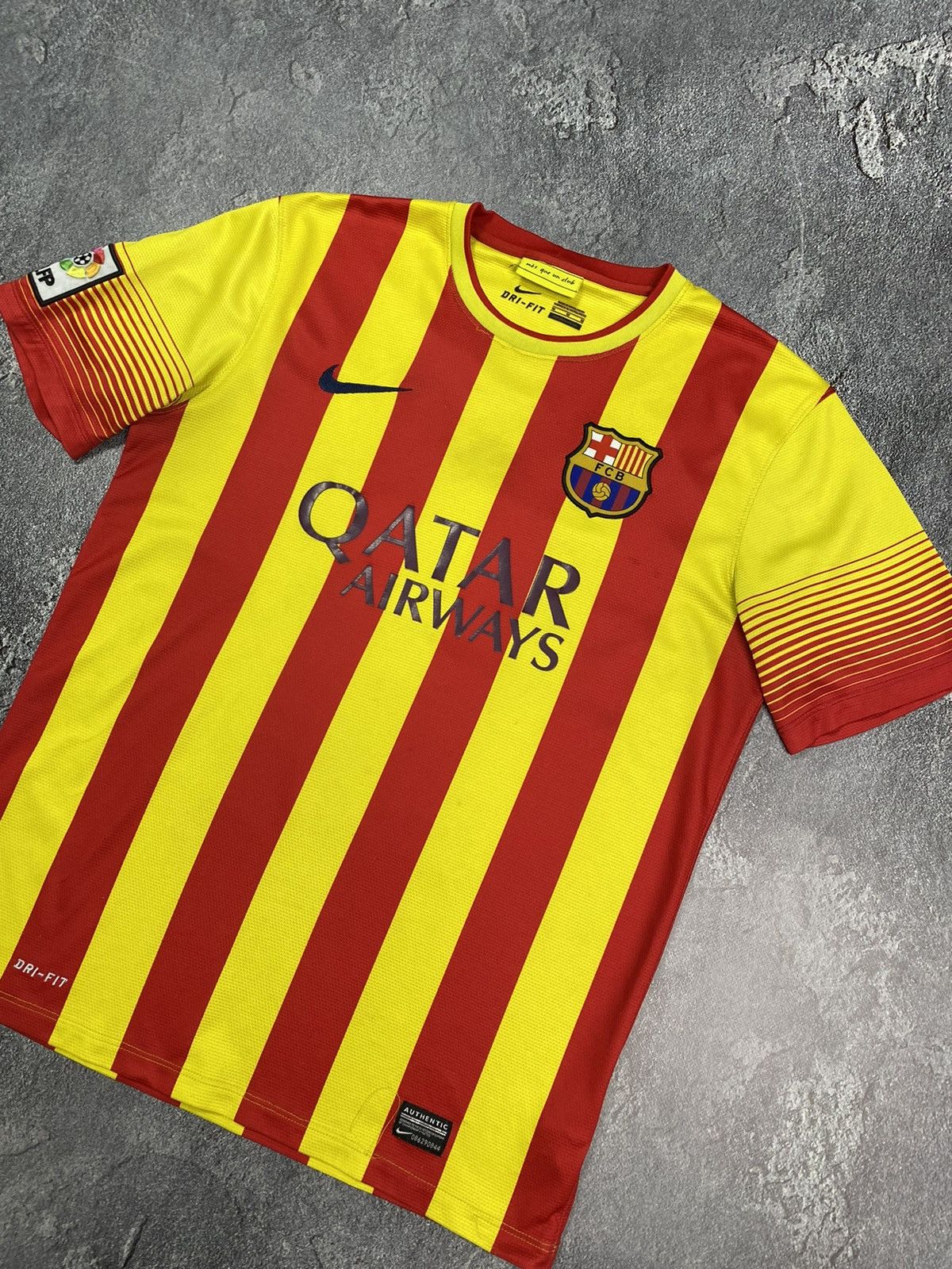 Nike FC Barcelona Nike 2013-2014 Away Jersey Football Kit Soccer Size US M / EU 48-50 / 2 - 2 Thumbnail