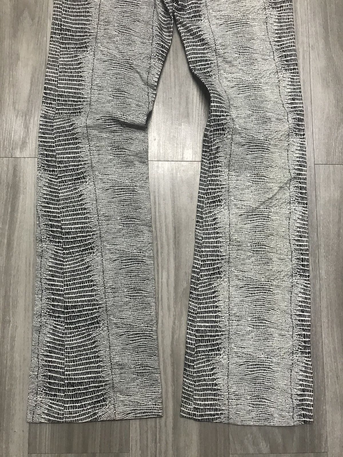 5351 POUR LES HOMMES 5351 Pour Les Homme Snake Printed Flare Jeans Size US 28 / EU 44 - 4 Thumbnail
