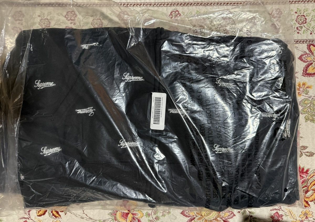 Supreme Supreme Repeat Script Zip Up Hooded Sweatshirt FW25 Black XL Size US XL / EU 56 / 4 - 4 Thumbnail