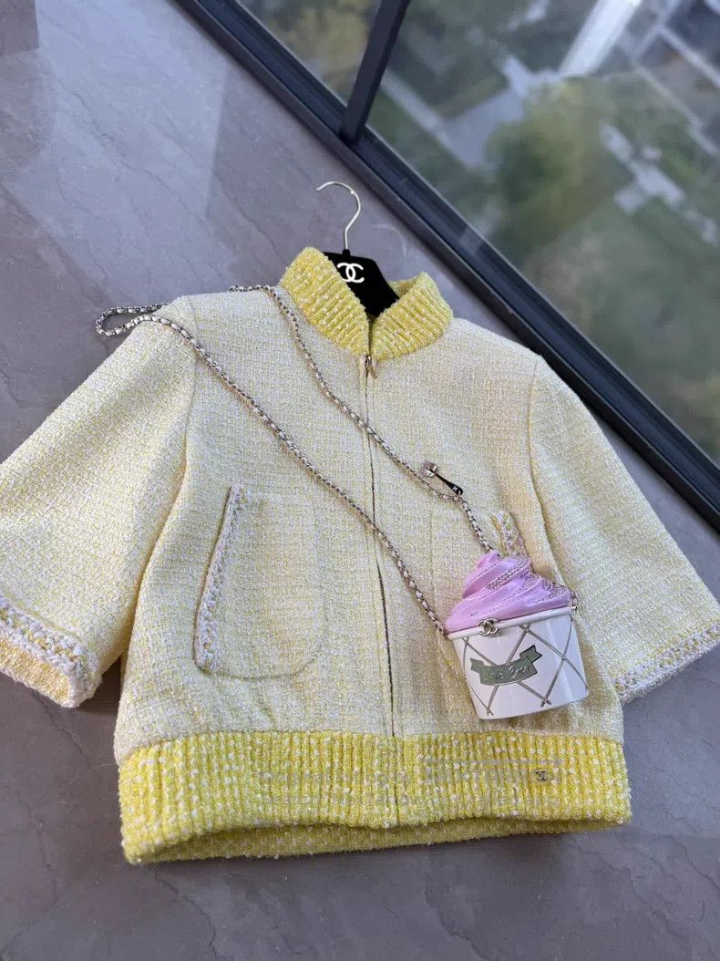Chanel Chanel 19s beach series chick yellow sequin short-sleeved Size XS / US 0-2 / IT 36-38 - 1 Thumbnail