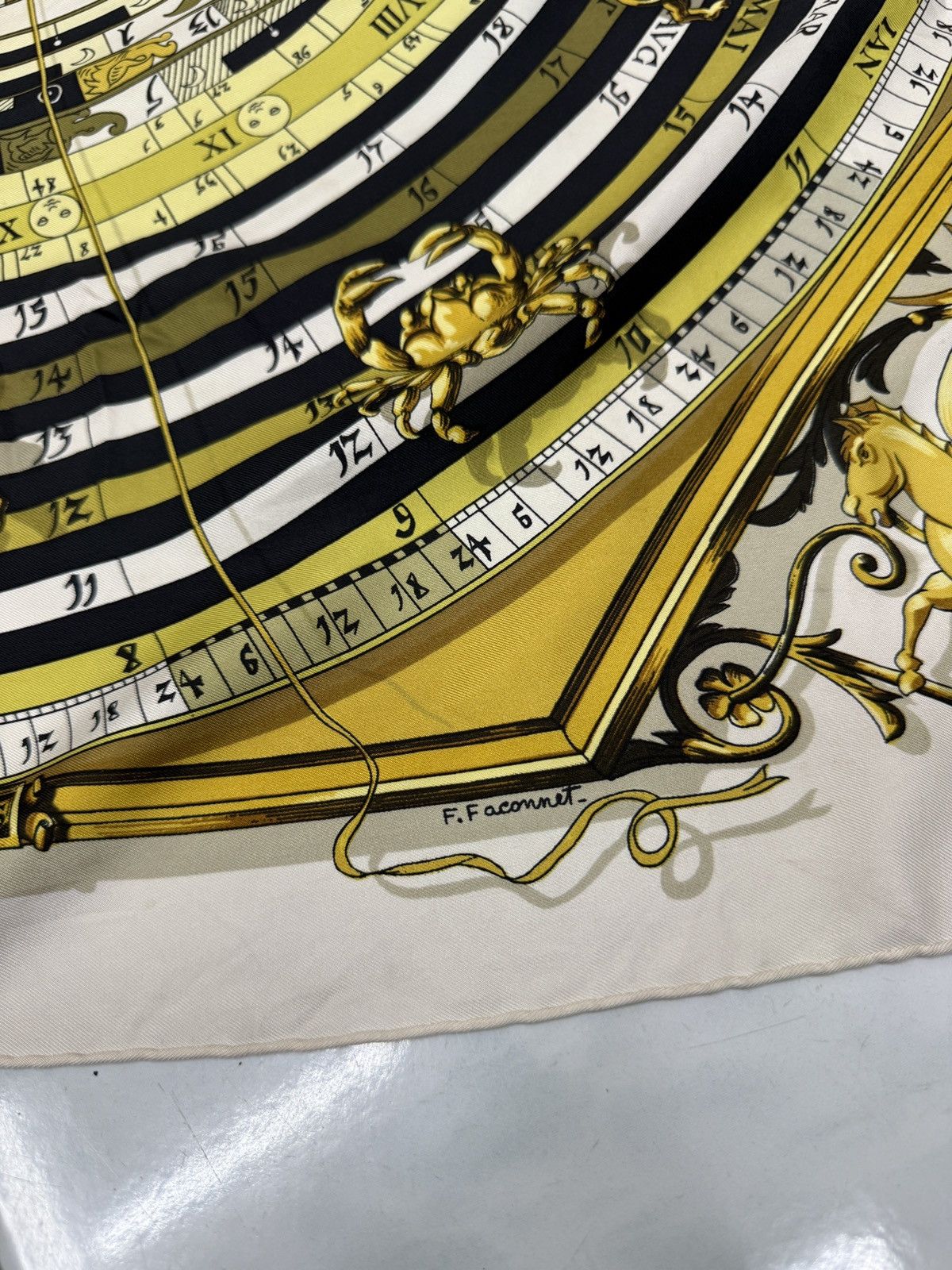 Hermes 🔥🔥🔥AUNTHENTIC VINTAGE HERMES DIES AT HORES SILK SCARF Size ONE SIZE - 14 Thumbnail