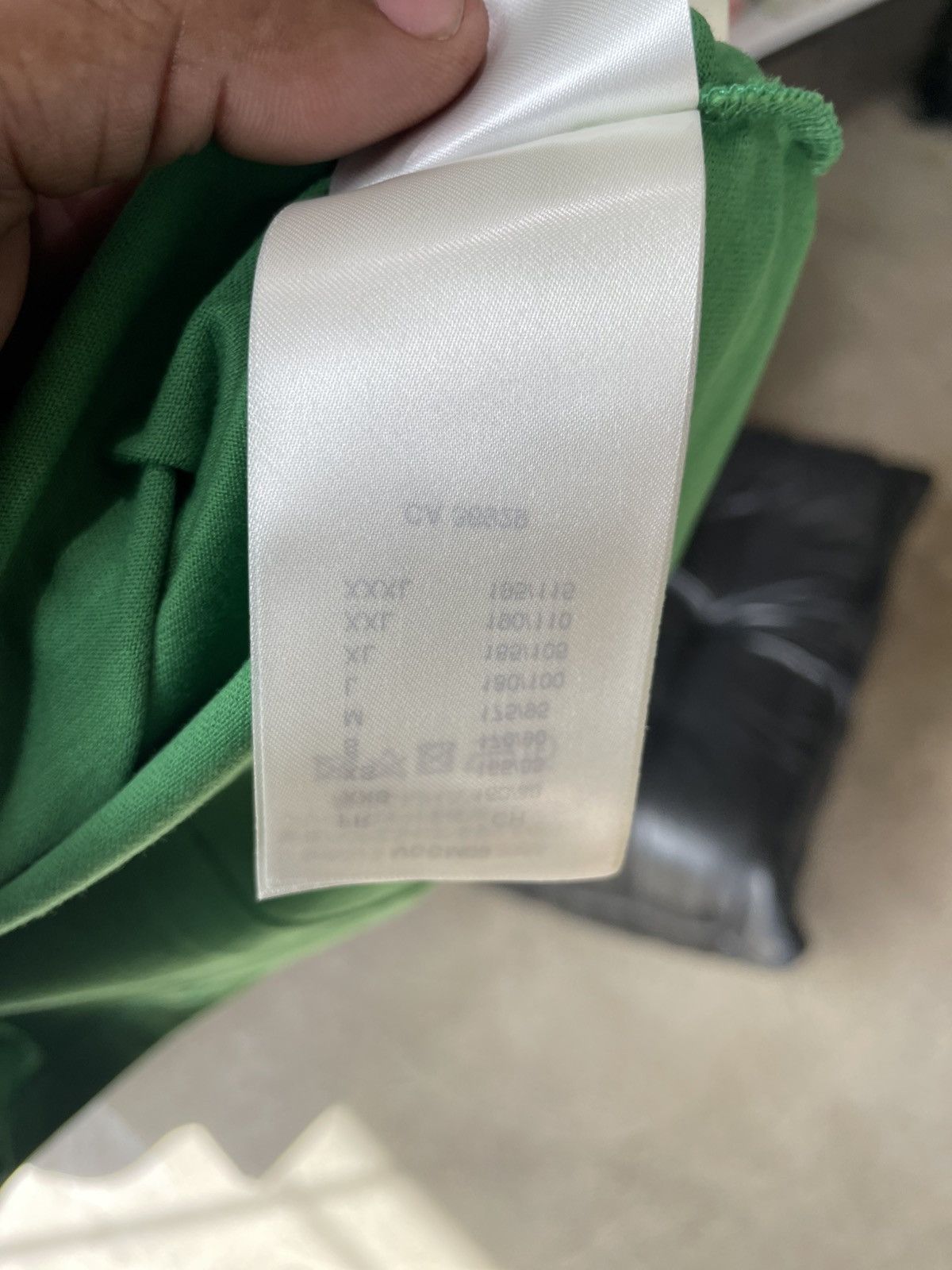 Louis Vuitton Louis Vuitton LV Debossed Tee Size US XXL / EU 58 / 5 - 8 Thumbnail