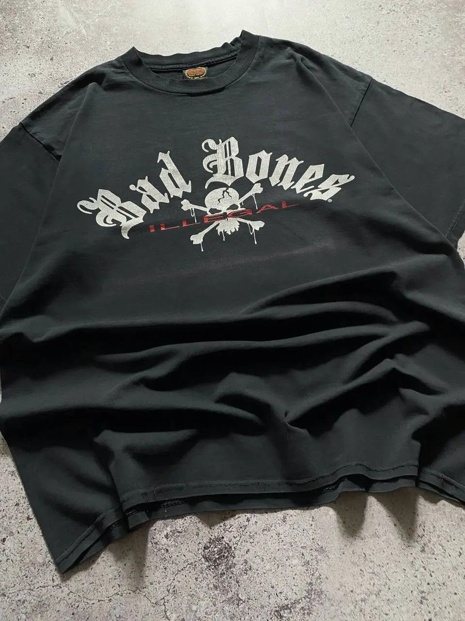 Vintage VINTAGE 90s VINCE NEIL MOTLEY CRUE BONES ILLEGAL FADED TEE Size US XL / EU 56 / 4 - 8 Thumbnail