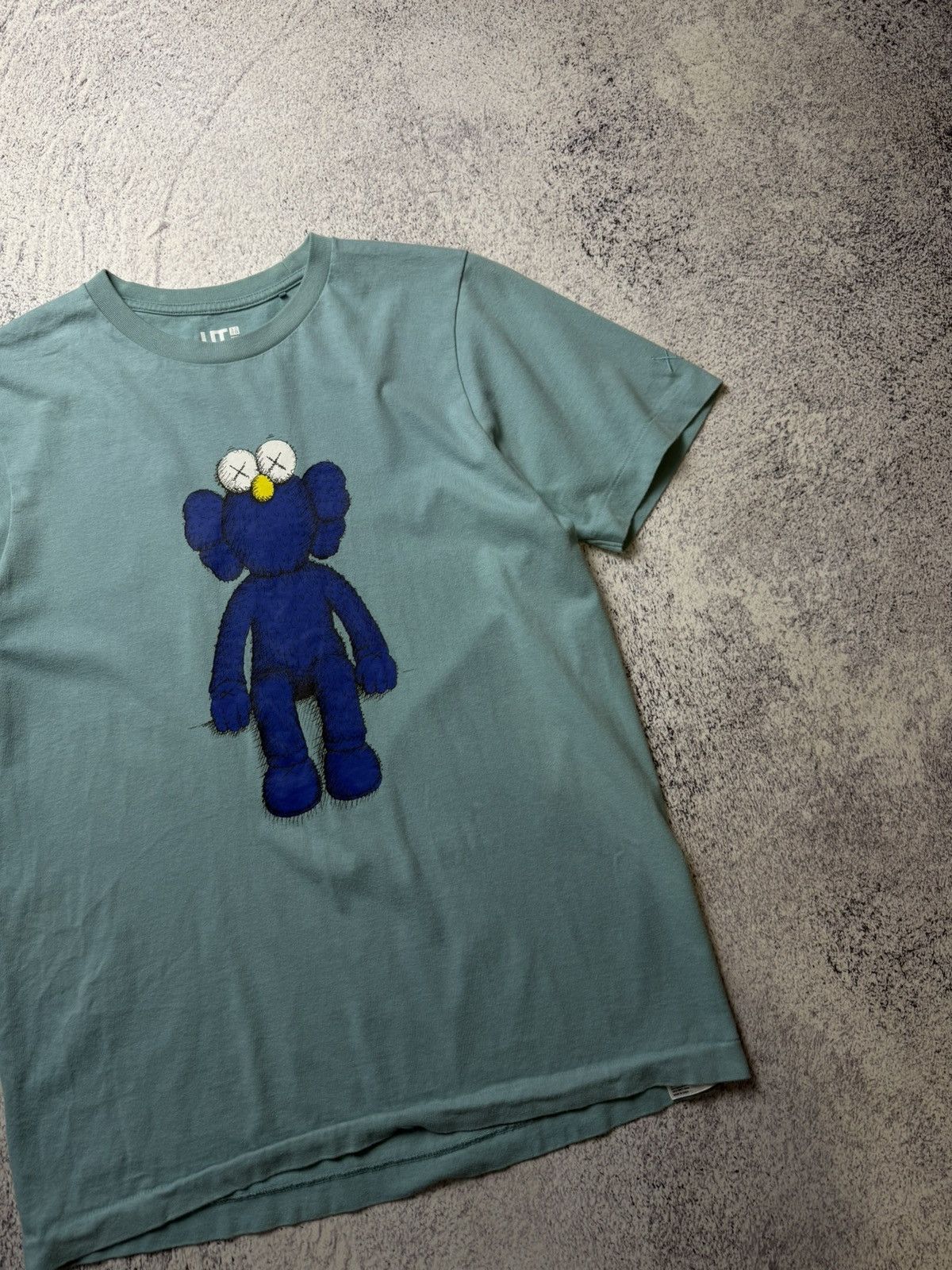 Japanese Brand Vintage Uniqlo x kaws T-shirt USA Size US S / EU 44-46 / 1 - 8 Thumbnail