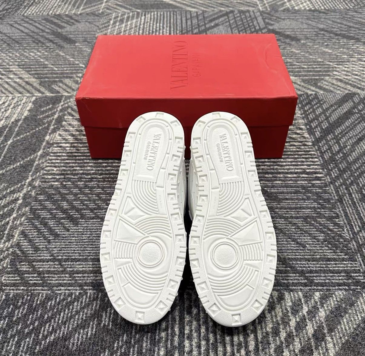 Valentino Valentino Rockstud White Casual Sneakers J42 Size US 8 / EU 41 - 6 Thumbnail