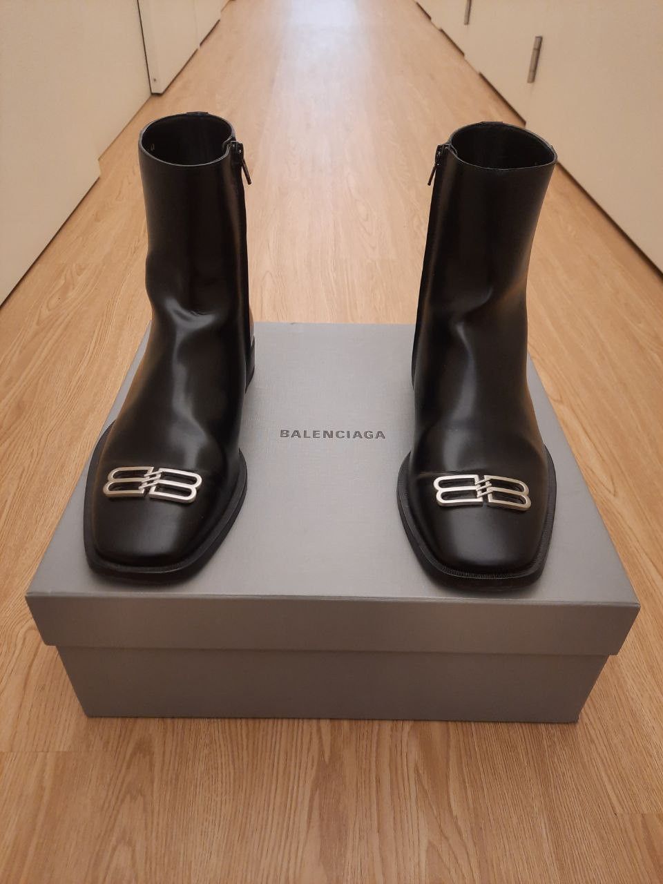 BB Metal Logo Rim Chelsea Square Zip Boots
