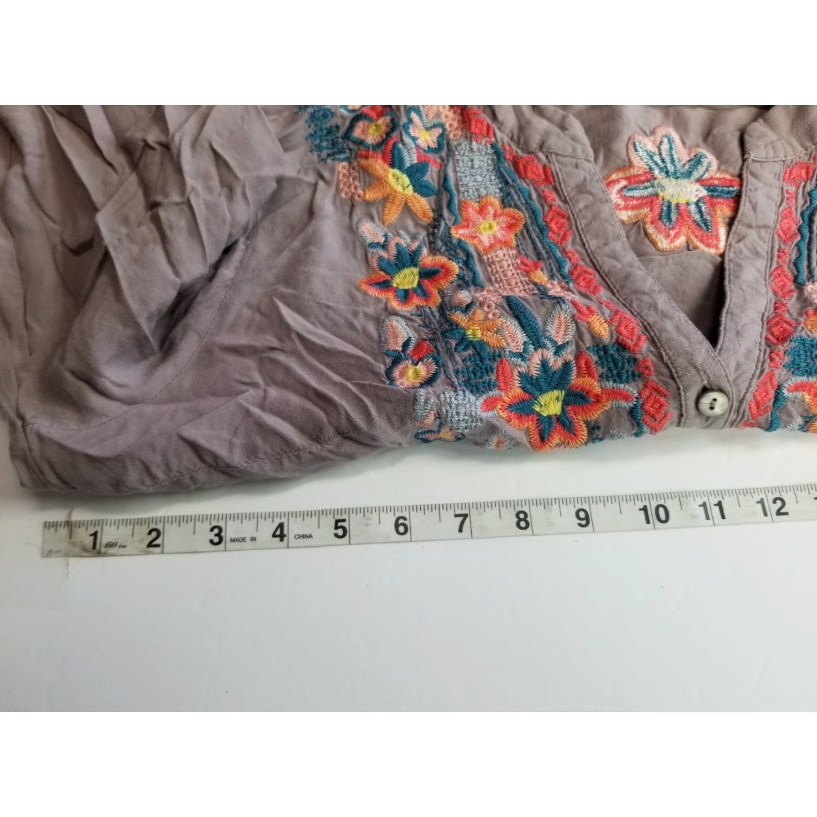 Vintage Luna Moon Blouse Shirt Womens Medium Tunic Floral Embroidered V-Neck Gray 3/4 Sleeve Button Roll Tab Easy Care Casual Classic Size M / US 6-8 / IT 42-44 - 4 Thumbnail