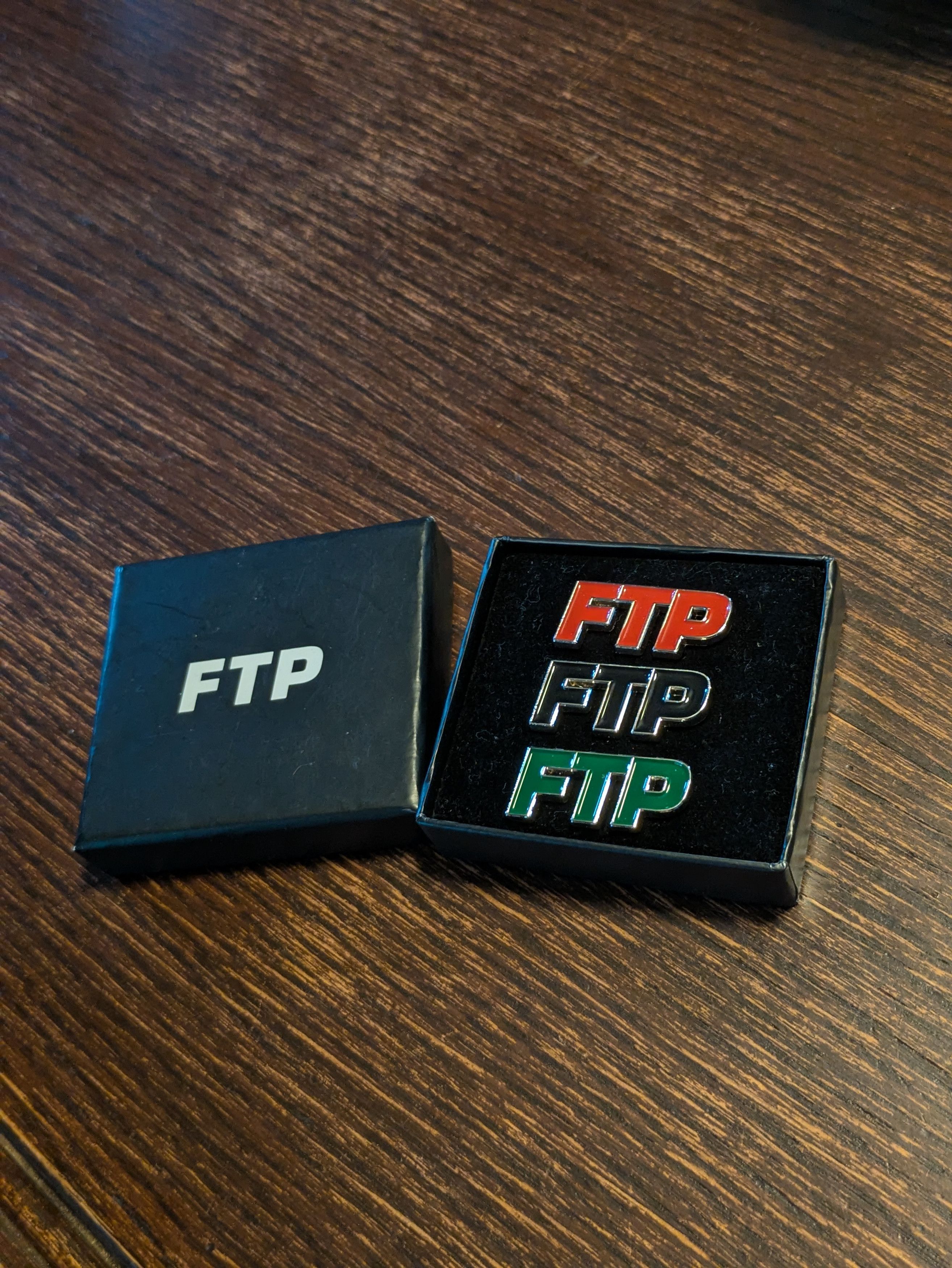 SUPREME FTP Pin FUCK THA POLICE ピン バッチ 黒 SUPREME FTP Pin FUCK THA POLICE ピン バッチ 黒