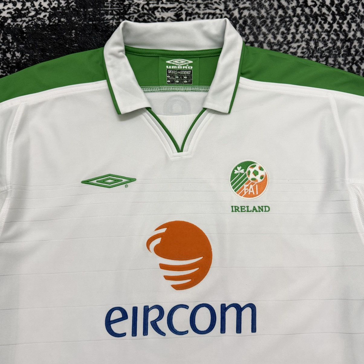 Umbro Vintage 03/05 Republic of Ireland Away Jersey Size US M / EU 48-50 / 2 - 3 Thumbnail