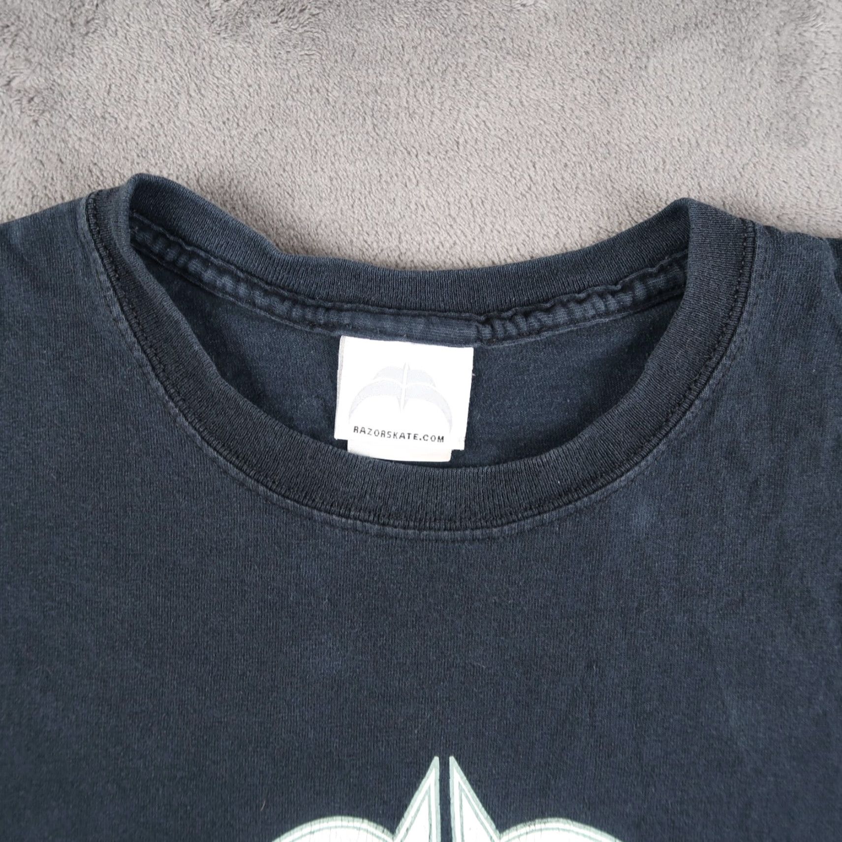Vintage VINTAGE Razor T Shirt Size L Black 90s Graphic Print Men Crew Neck Short Sleeve Size US L / EU 52-54 / 3 - 4 Thumbnail