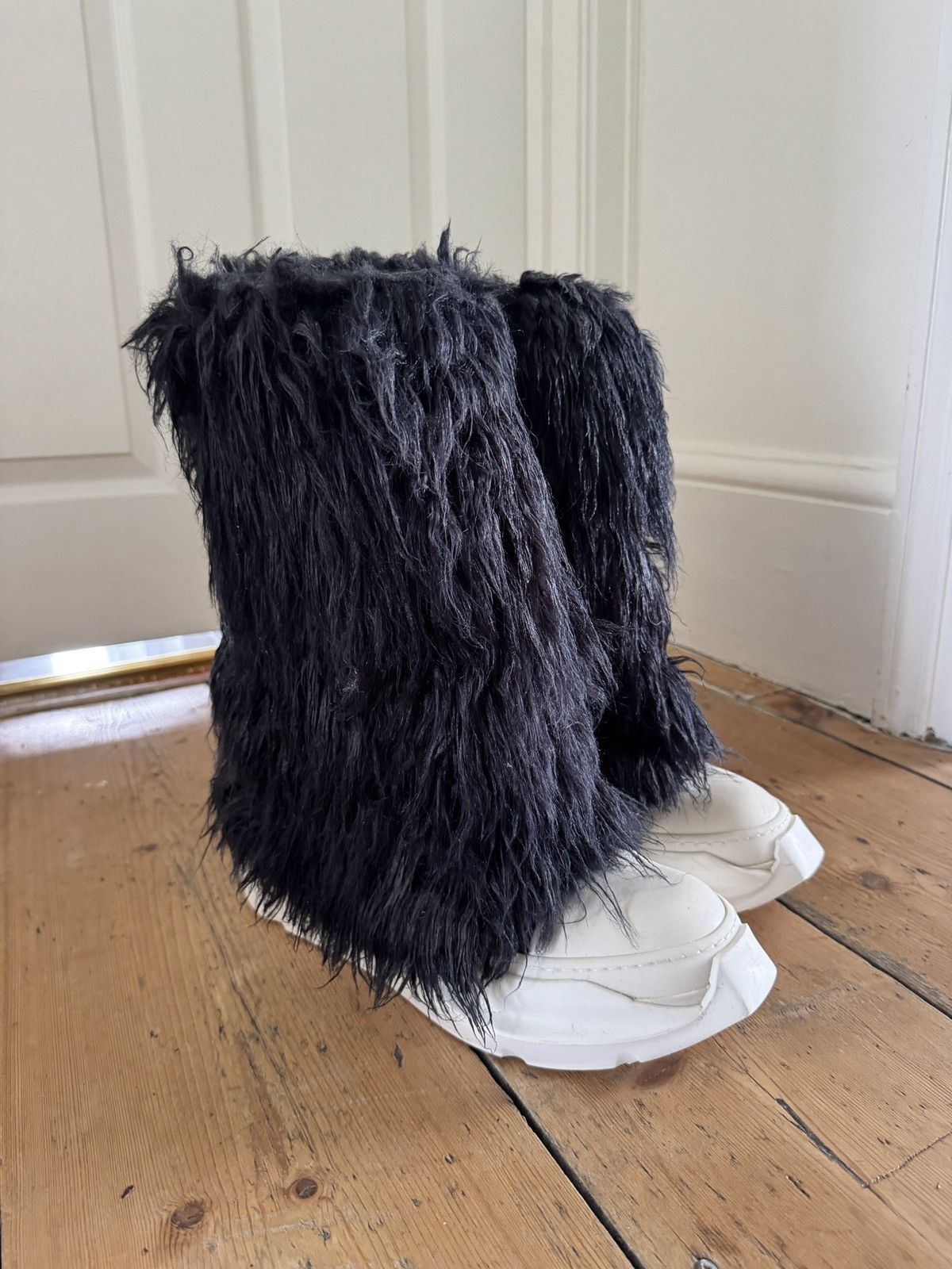 Flared waxed fur boots abstract soles