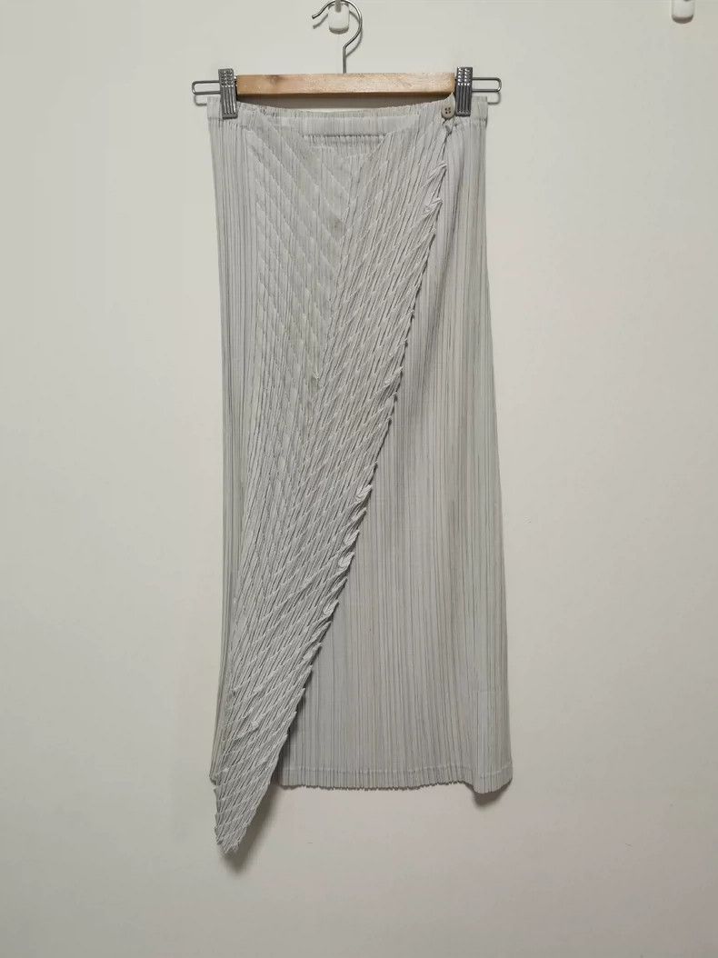 Issey Miyake Issey Miyake size:2 Grey main line dragon scale half skirt Size 23" - 1 Thumbnail
