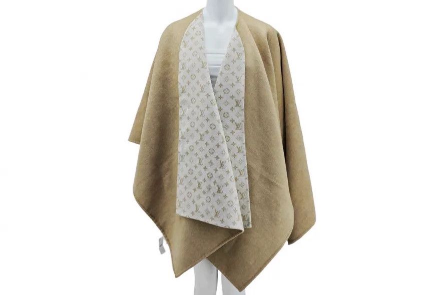 Louis Vuitton LV Cape Shawl Size ONE SIZE - 1 Thumbnail