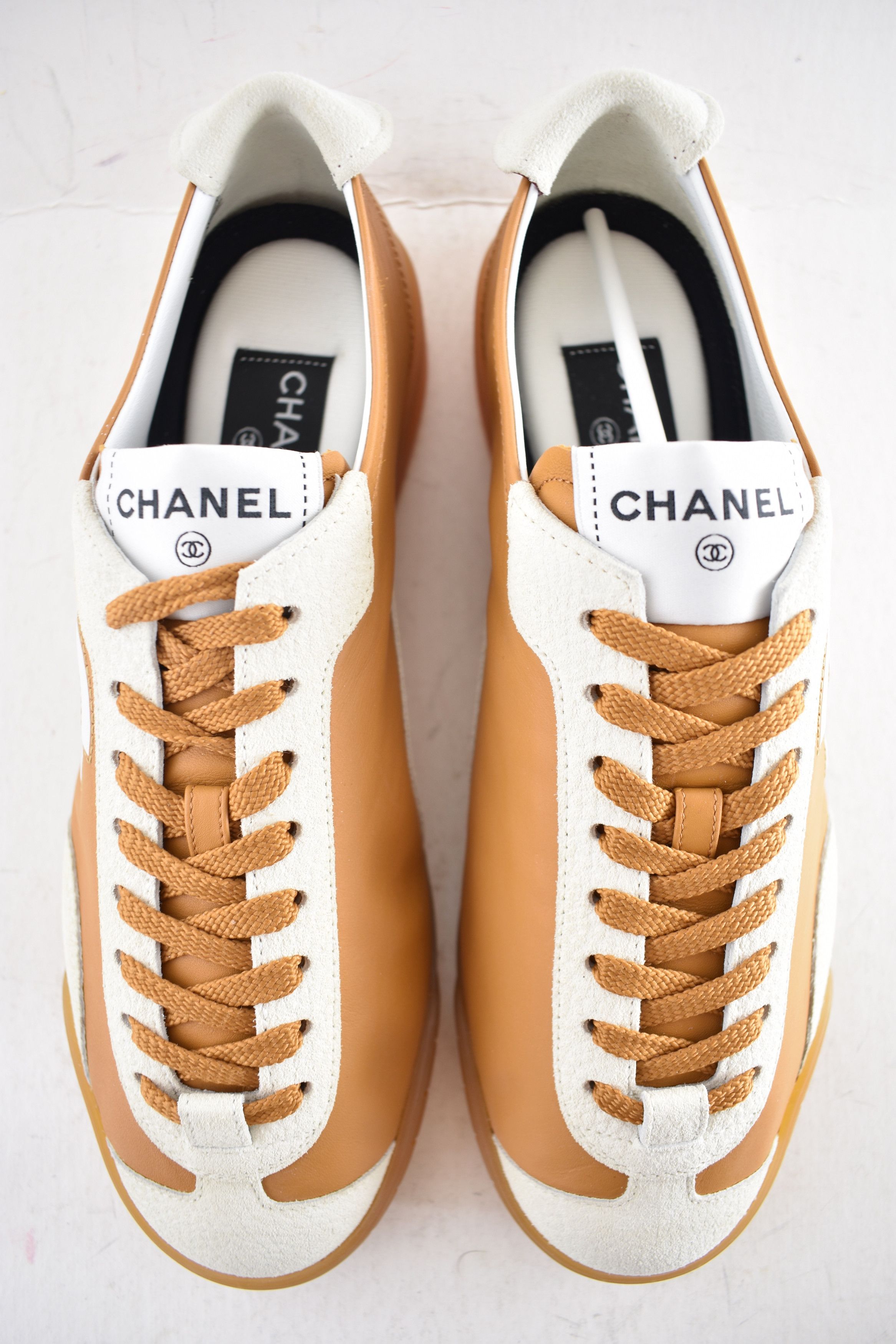 Chanel 26P White Leather Suede CC Logo Runner Trainer Sneaker 39.5 Size US 9.5 / IT 39.5 - 12 Thumbnail
