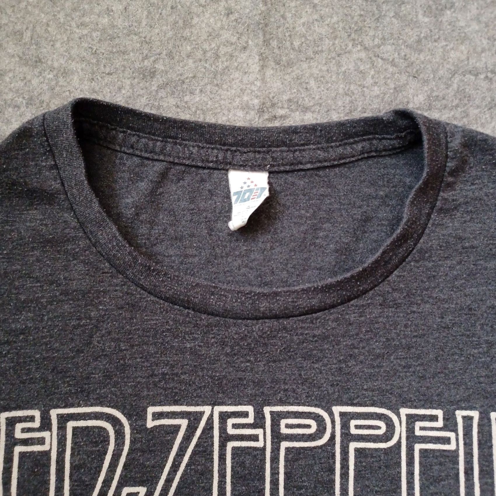 Vintage Led Zeppelin T Shirt Mens XL Gray Rock 2011 United States of America 1977 Graphic Print Crew Neck Short Sleeve Cotton Polyester 707 Mens T-Shirt Size US XL / EU 56 / 4 - 6 Thumbnail