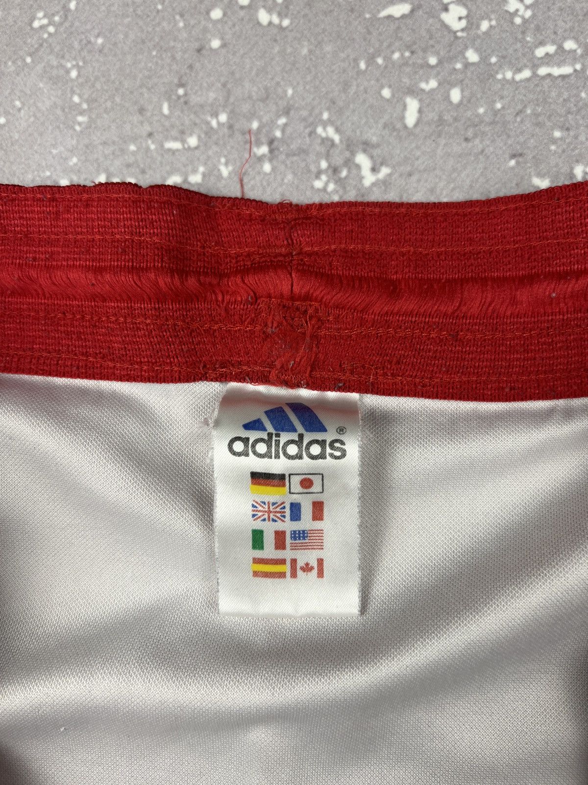 Adidas 90s Vintage Adidas Bayern Munich Football Shorts Mens L Red Size US 34 / EU 50 - 6 Thumbnail