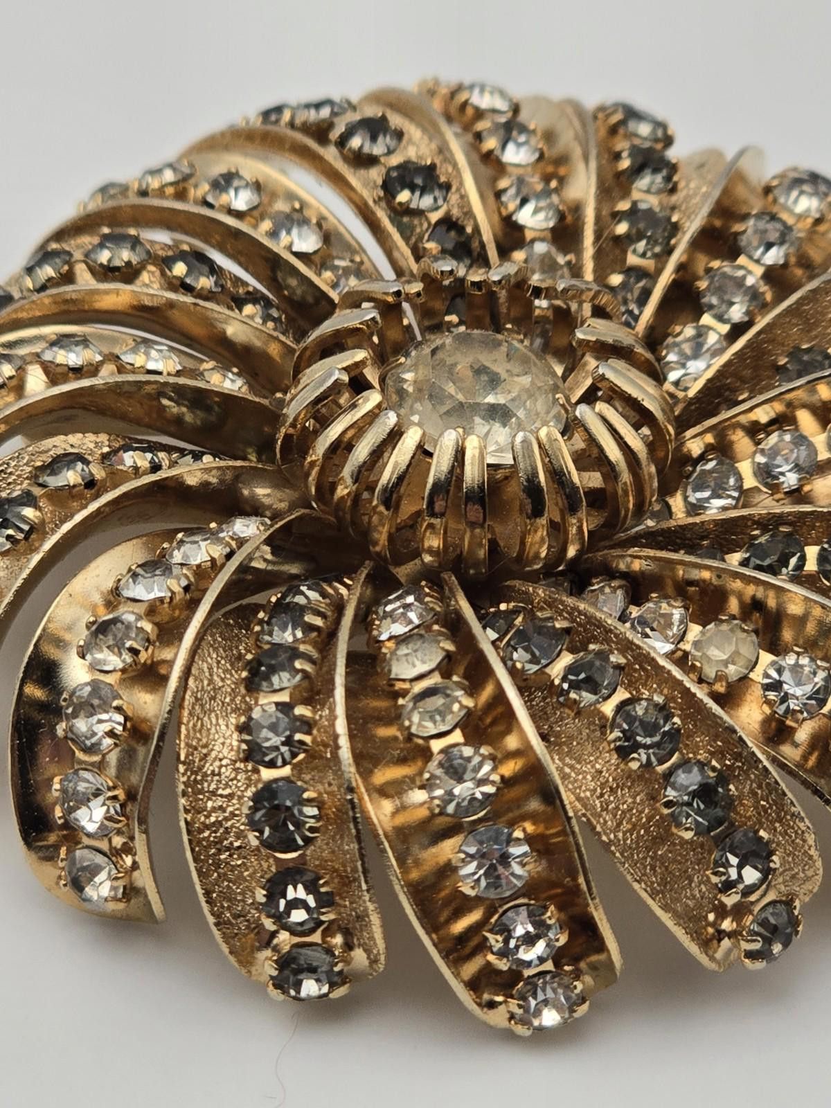 Homespun Knitwear Vintage 1940s Hobe Gold Tone Rhinestone Domed Swirl Brooch Size ONE SIZE - 5 Thumbnail