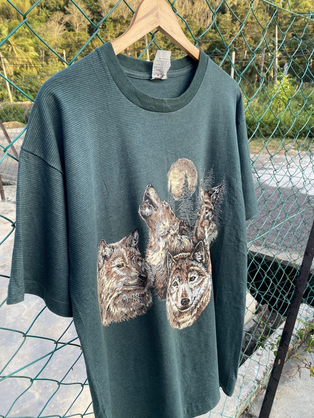Vintage Vintage Y2K canada wolf tshirt Size US M / EU 48-50 / 2 - 3 Thumbnail