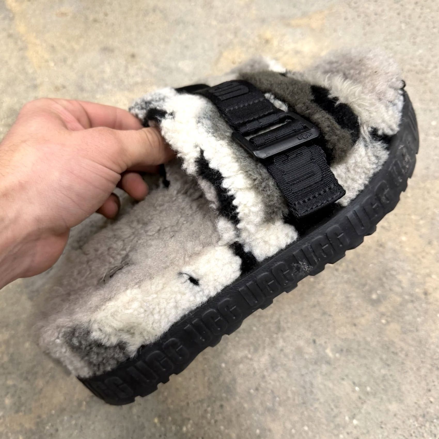 Ugg UGG Fluffita Cali Collage Slide Slippers Gray White Black Faux Fur Size 7 Slides Women Casual Slipper Slipper, Slid Size US 7 / IT 37 - 4 Thumbnail