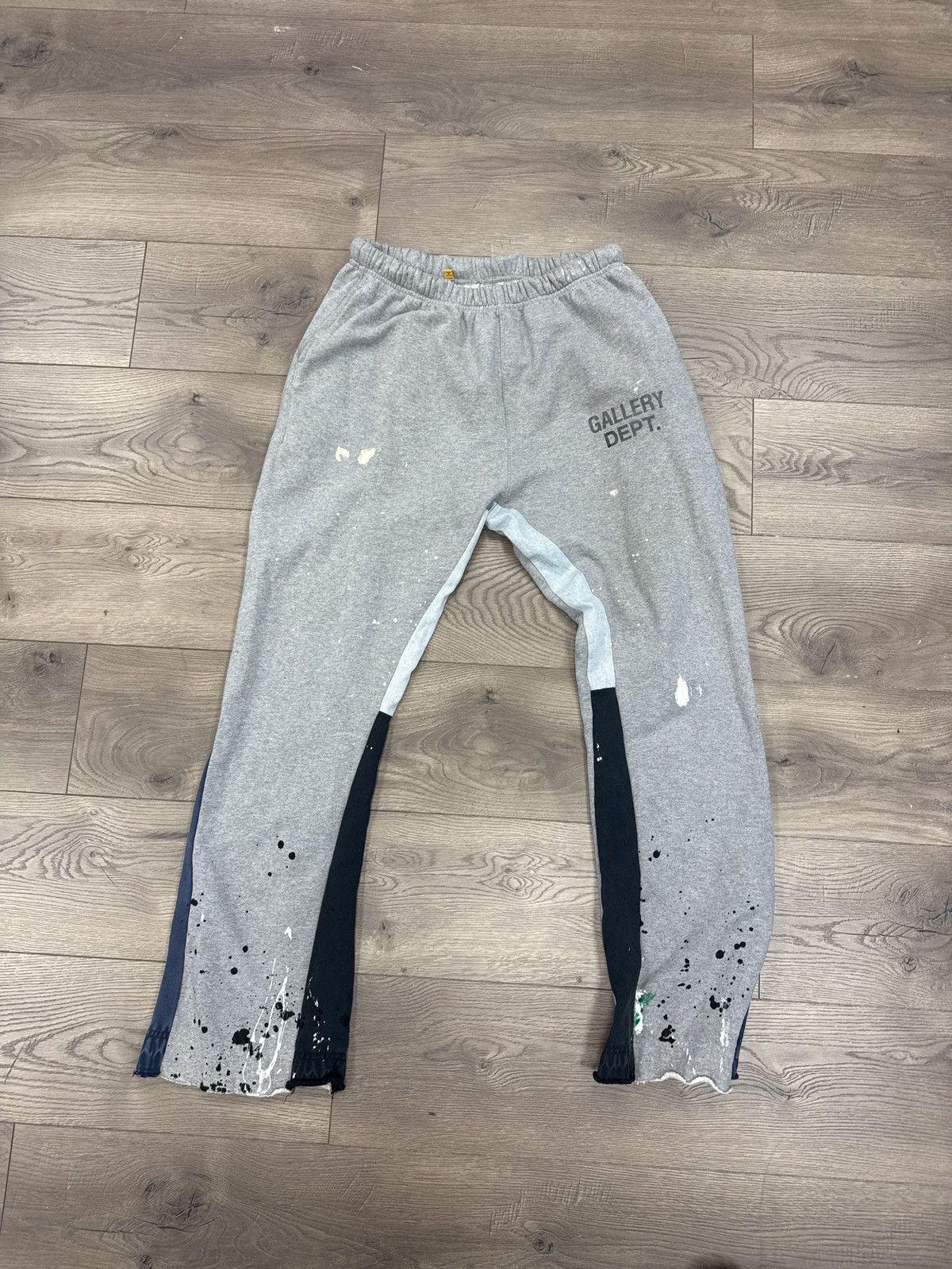 GALLERY DEPT. グレー ワークパンツ GALLERY DEPT. GD Charcoal Grey Painted LA Flare Carpenters - Grey