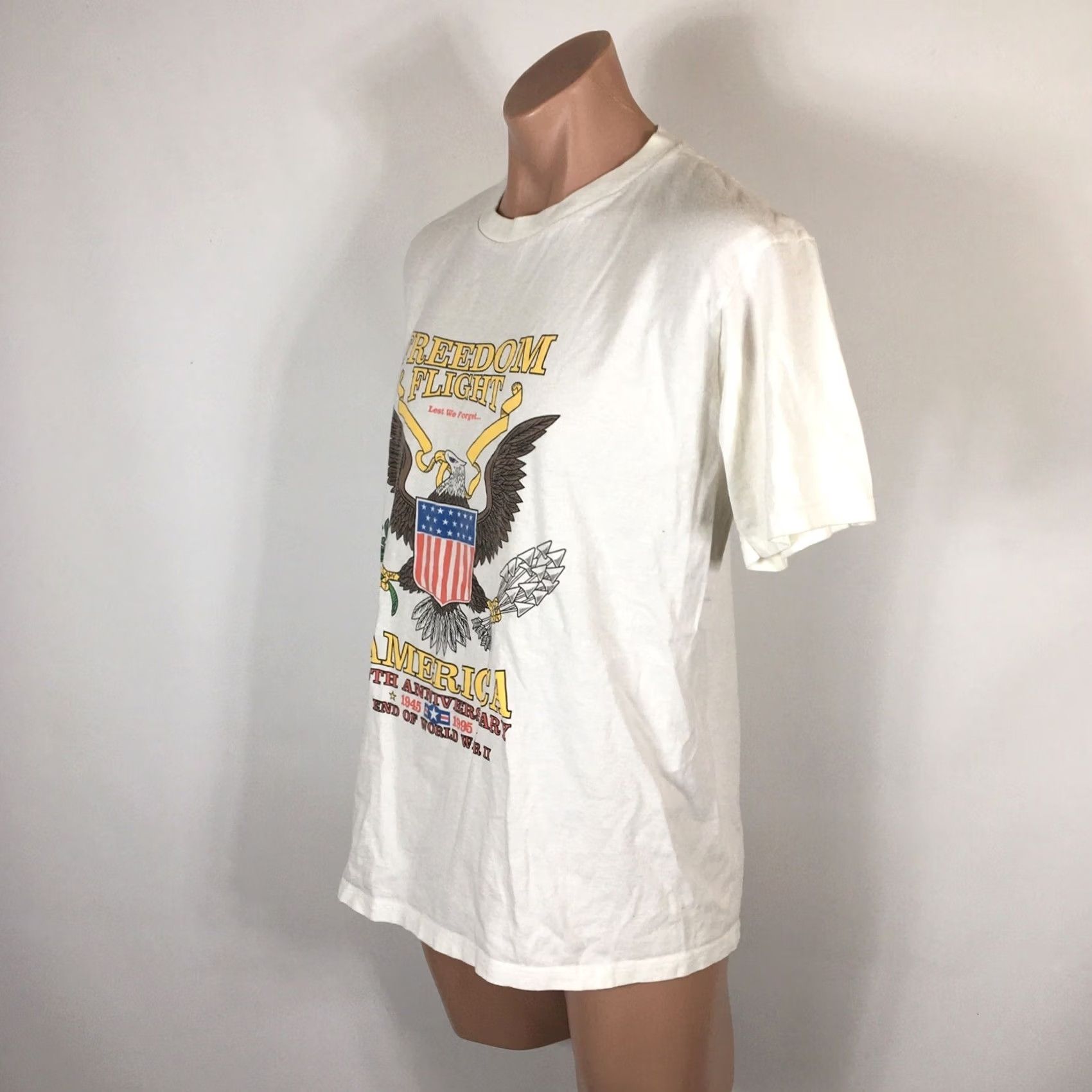 Vintage VINTAGE 1990s FREEDOM FLIGHT AMERICA T-SHIRT LG Men White 100% Cotton END OF WORLD WAR II FL Robinson Size US L / EU 52-54 / 3 - 7 Thumbnail