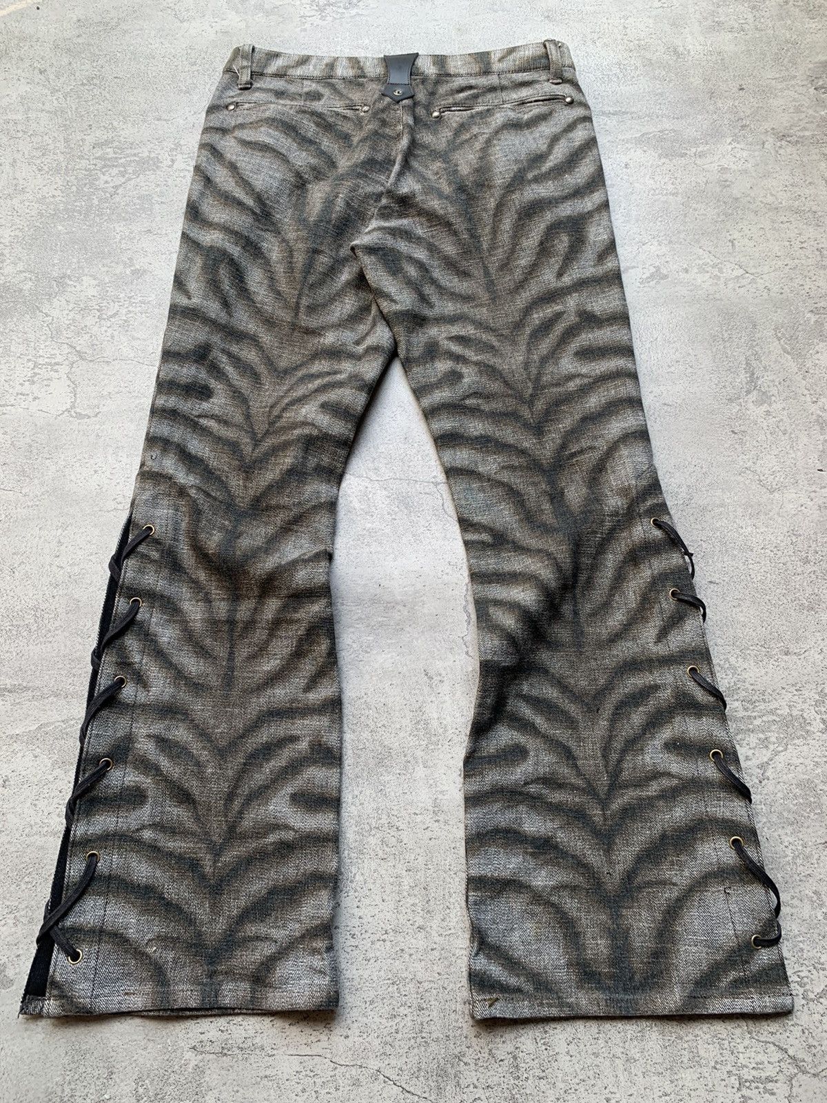 5351 POUR LES HOMMES 5351 POURE LES HOMMES zebra flare jeans Size US 26 / EU 42 - 6 Thumbnail