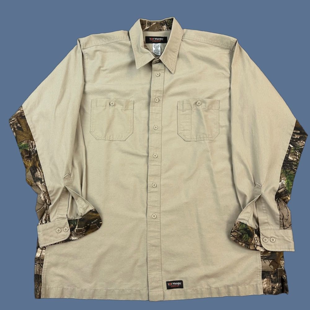 Wrangler Wrangler Workwear Shirt Mens 2XL Long Realtree Xtra Camo Outdoor Hunting Beige Cotton Polyester Button-Up Long Sleeve Vintage 90s Mens Size US XXL / EU 58 / 5 - 1 Thumbnail