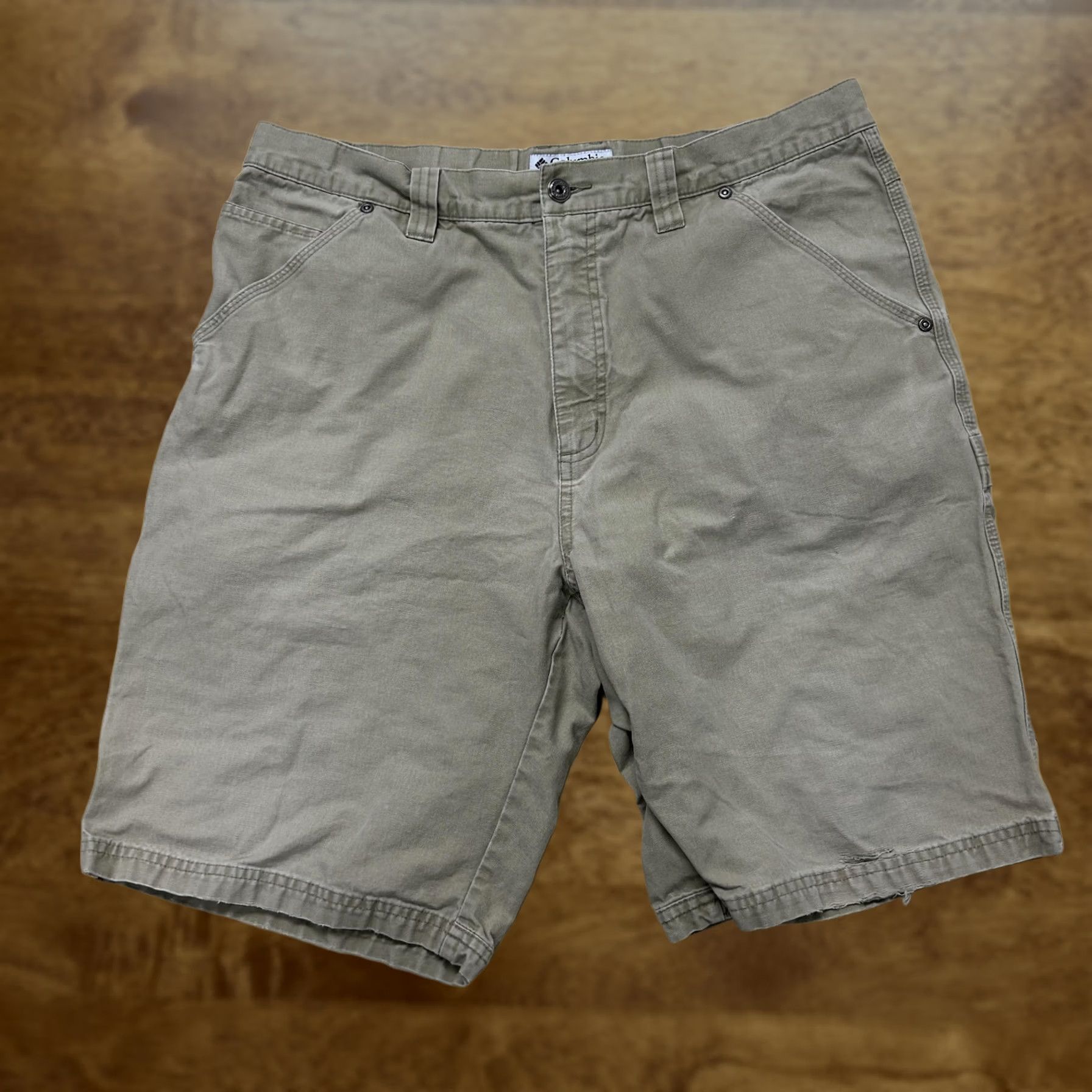 Vintage Columbia Chino Shorts Mens 36 Beige Canvas Utility Pockets 11 Inseam Workwear Size US 36 / EU 52 - 1 Thumbnail