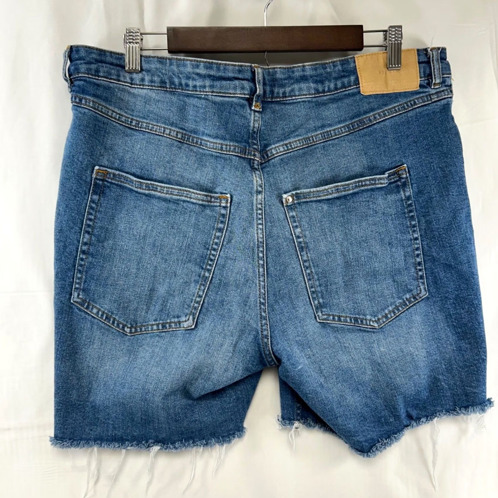 H&M H&M &Denim 90s High Waist Button Fly Raw Hem Denim Shorts Womens 16 Blue Casual Jeans Shorts Size 25" / US 0 / IT 36 - 6 Thumbnail