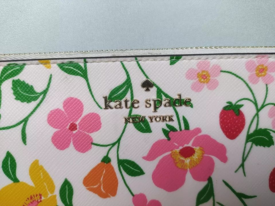 Kate Spade Kate Spade Lucy Strawberry Garden L-Zip Wristlet T-0003 Size ONE SIZE - 4 Thumbnail