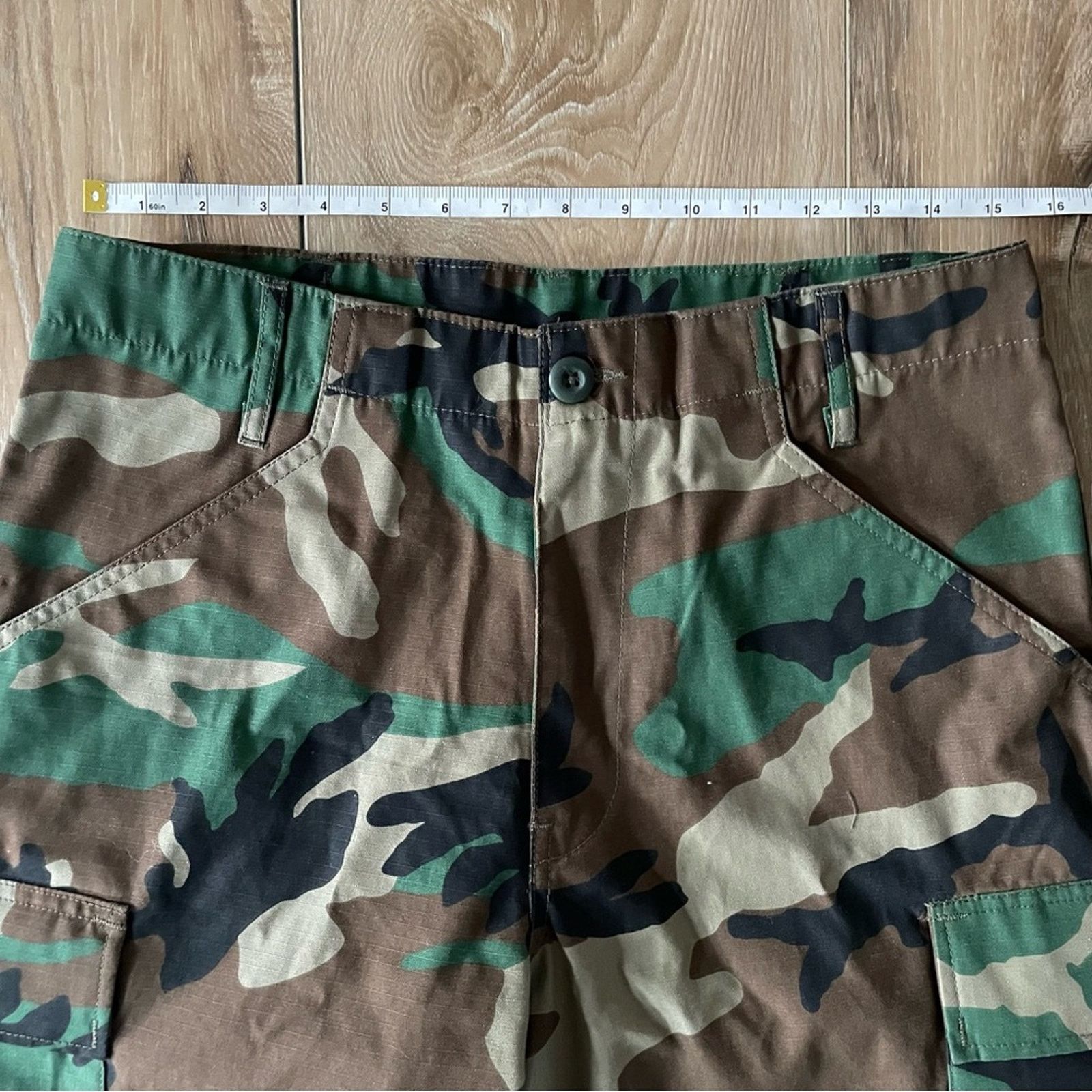 Urban Renewal Urban Outfitters Urban Renewal Remade Camo Cut-Off Short S Size 31" - 11 Thumbnail