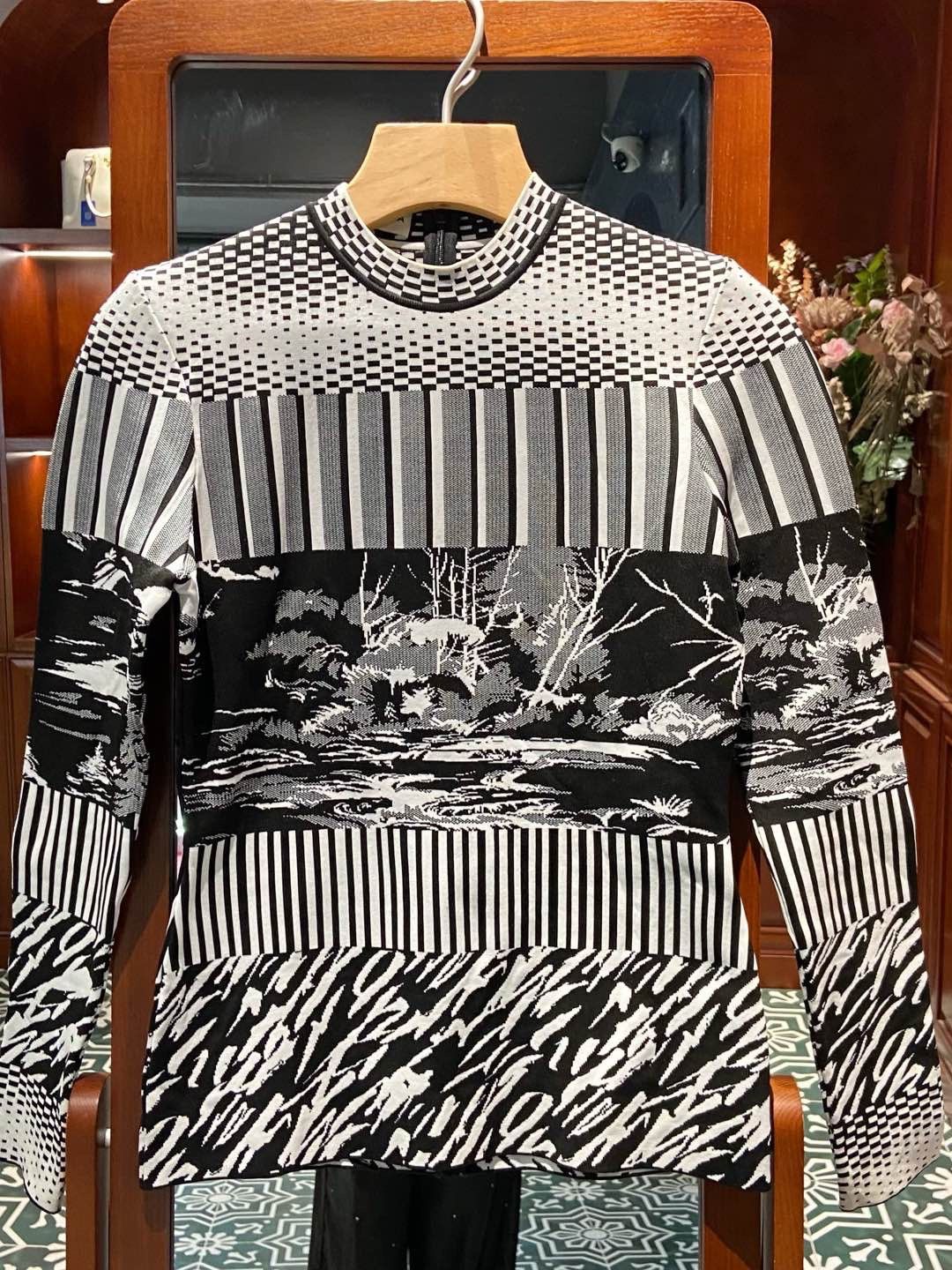 Balenciaga Balenciaga Landscape Knit Sweater Size 36 Size XS / US 0-2 / IT 36-38 - 1 Thumbnail