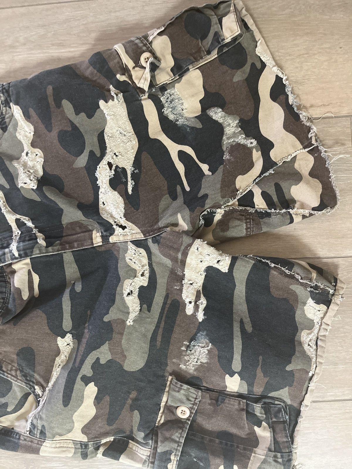 Designer × Japanese Brand camo distresses shorts Size US 38 / EU 54 - 2 Thumbnail
