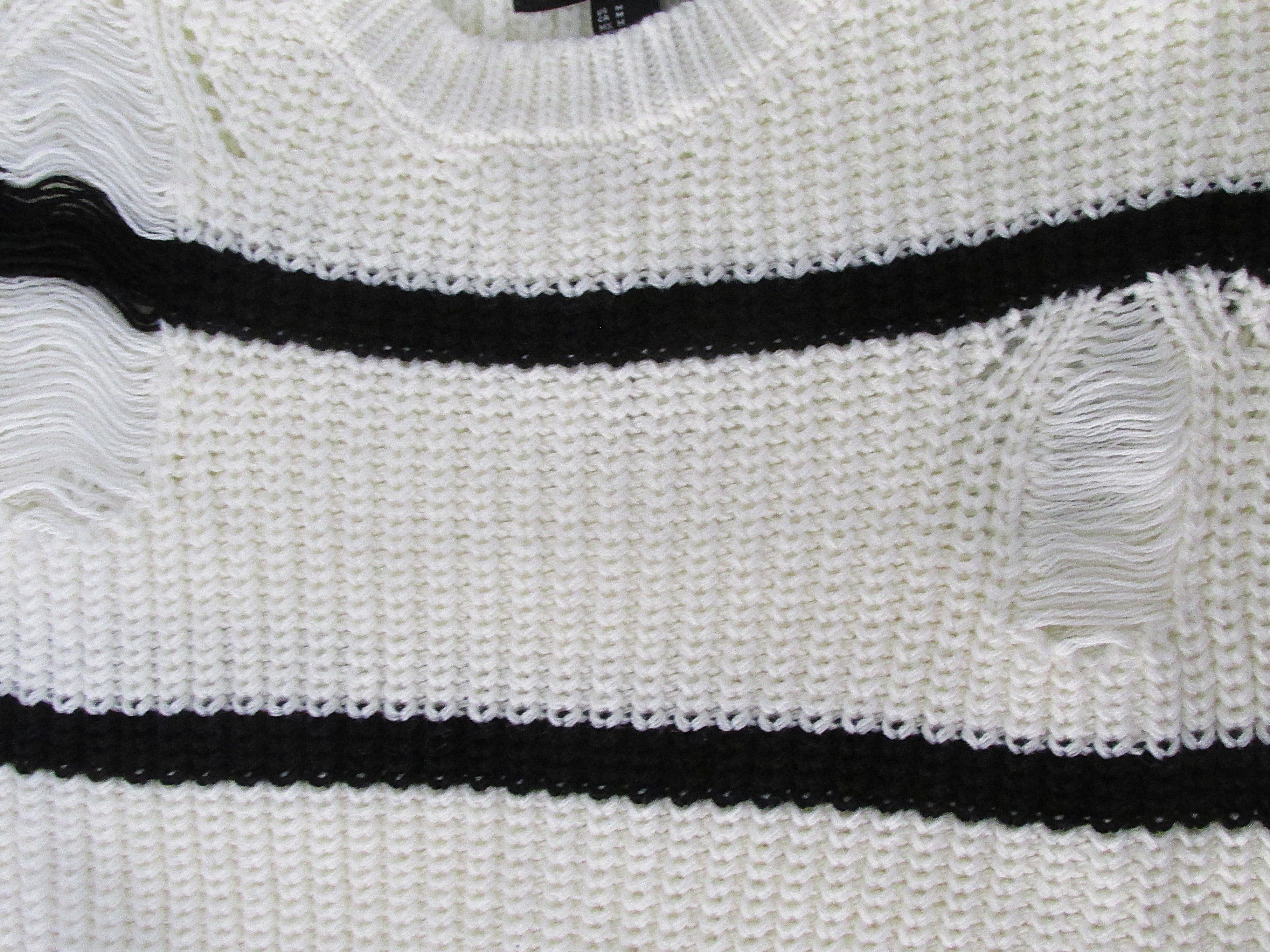 Forever 21 Forever 21 (NWT)Women's Distressed Sweater Size Medium Size M / US 6-8 / IT 42-44 - 3 Thumbnail