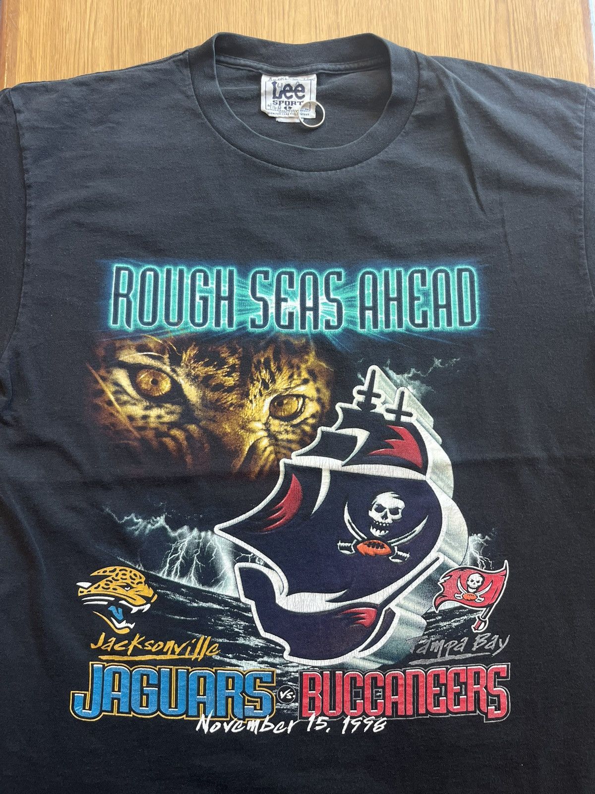 NFL Vtg Rough Seas Ahead Jaguars vs Buccaneers 1998’s Tshirt Size US L / EU 52-54 / 3 - 5 Thumbnail