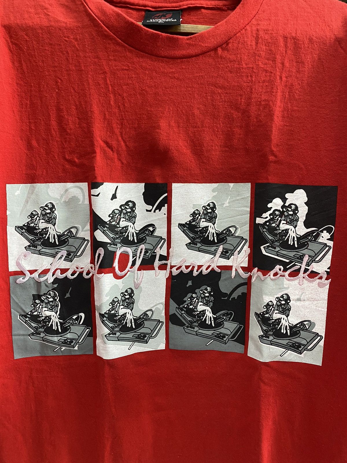 Vintage SCHOOL OF HARD KNOCK TSHIRT Size US L / EU 52-54 / 3 - 2 Thumbnail