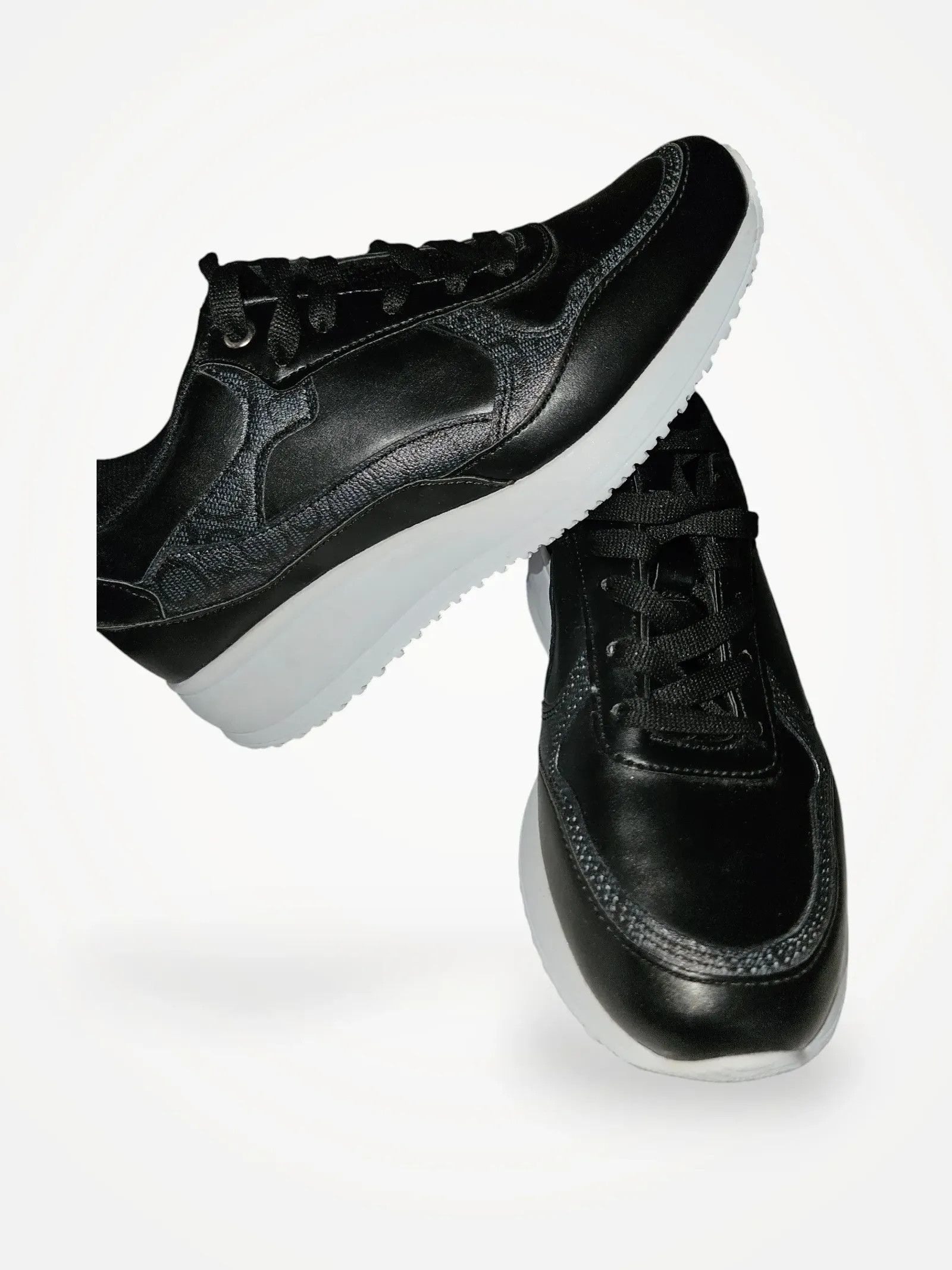Guess Guess Sneakers Size US 6 / IT 36 - 1 Thumbnail