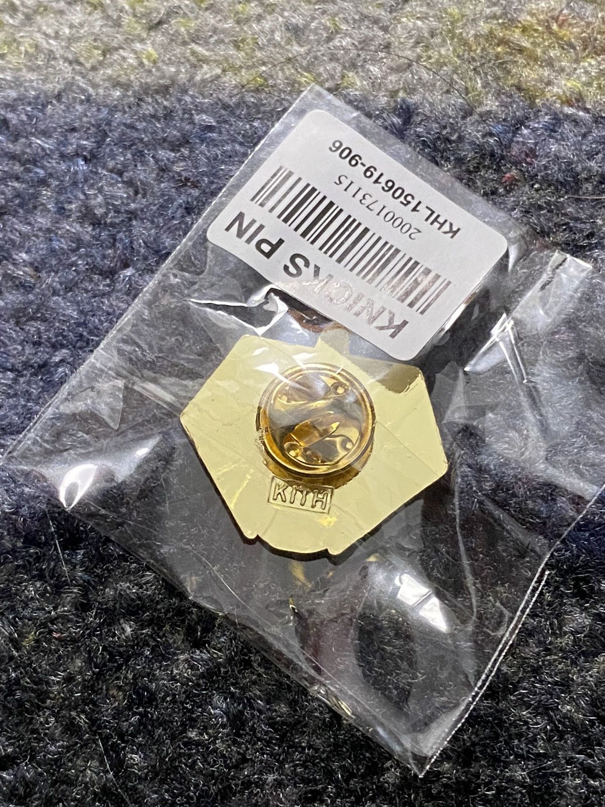 Kith × NBA Kith x New York Knicks Pin Size ONE SIZE - 2 Thumbnail