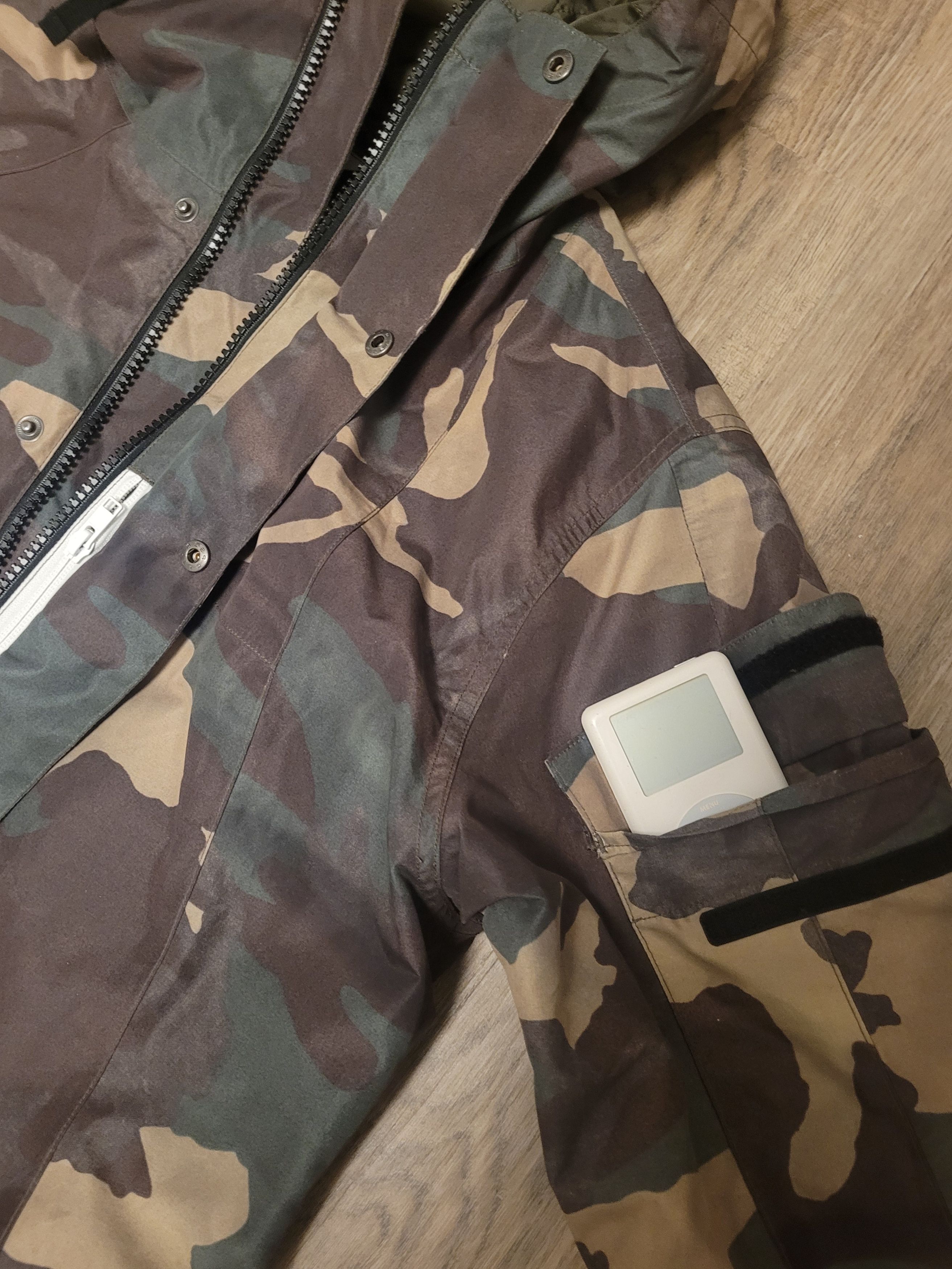 Analog Vintage Burton Analog AG Camo Fishtail Snowboard Parka Size US L / EU 52-54 / 3 - 6 Thumbnail
