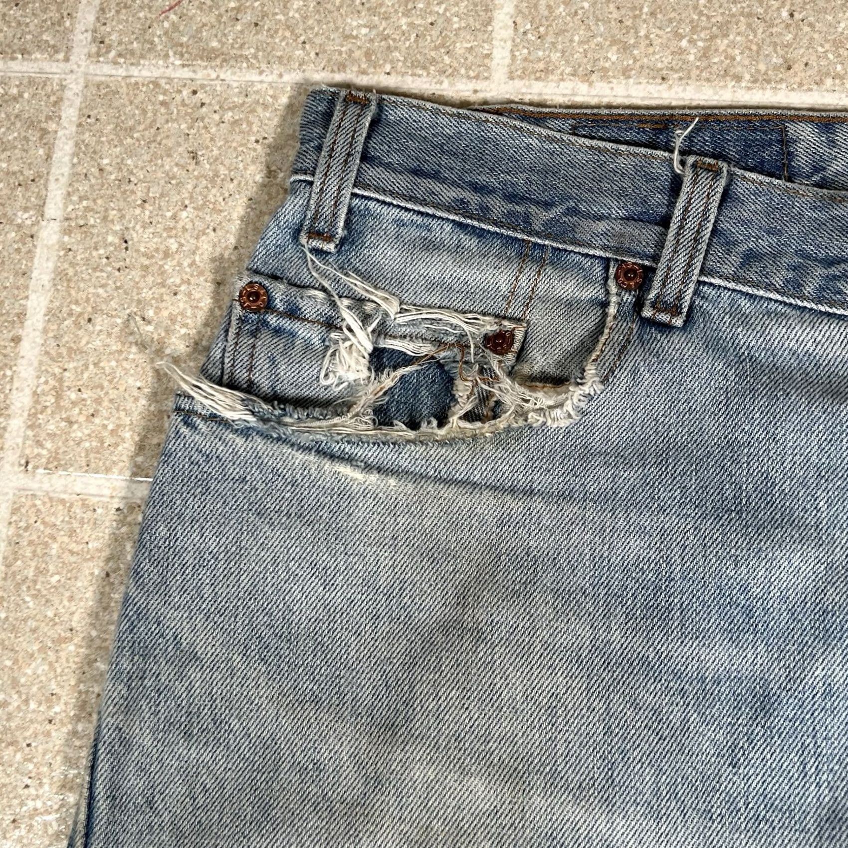 Levi's VINTAGE Levi's 505 Jeans Blue Denim Light Distressed 36x30 Straight Men Size US 36 / EU 52 - 4 Thumbnail
