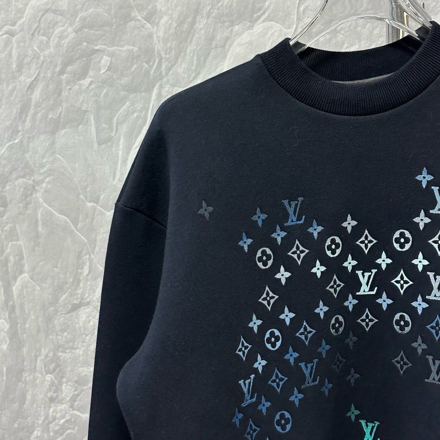 Louis Vuitton louis vuitton gradient embroidered sweatshirt size s Size US S / EU 44-46 / 1 - 4 Thumbnail