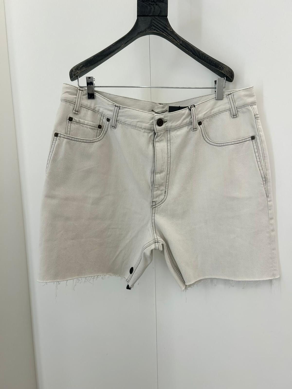 Five-pocket baggy shorts with raw edge