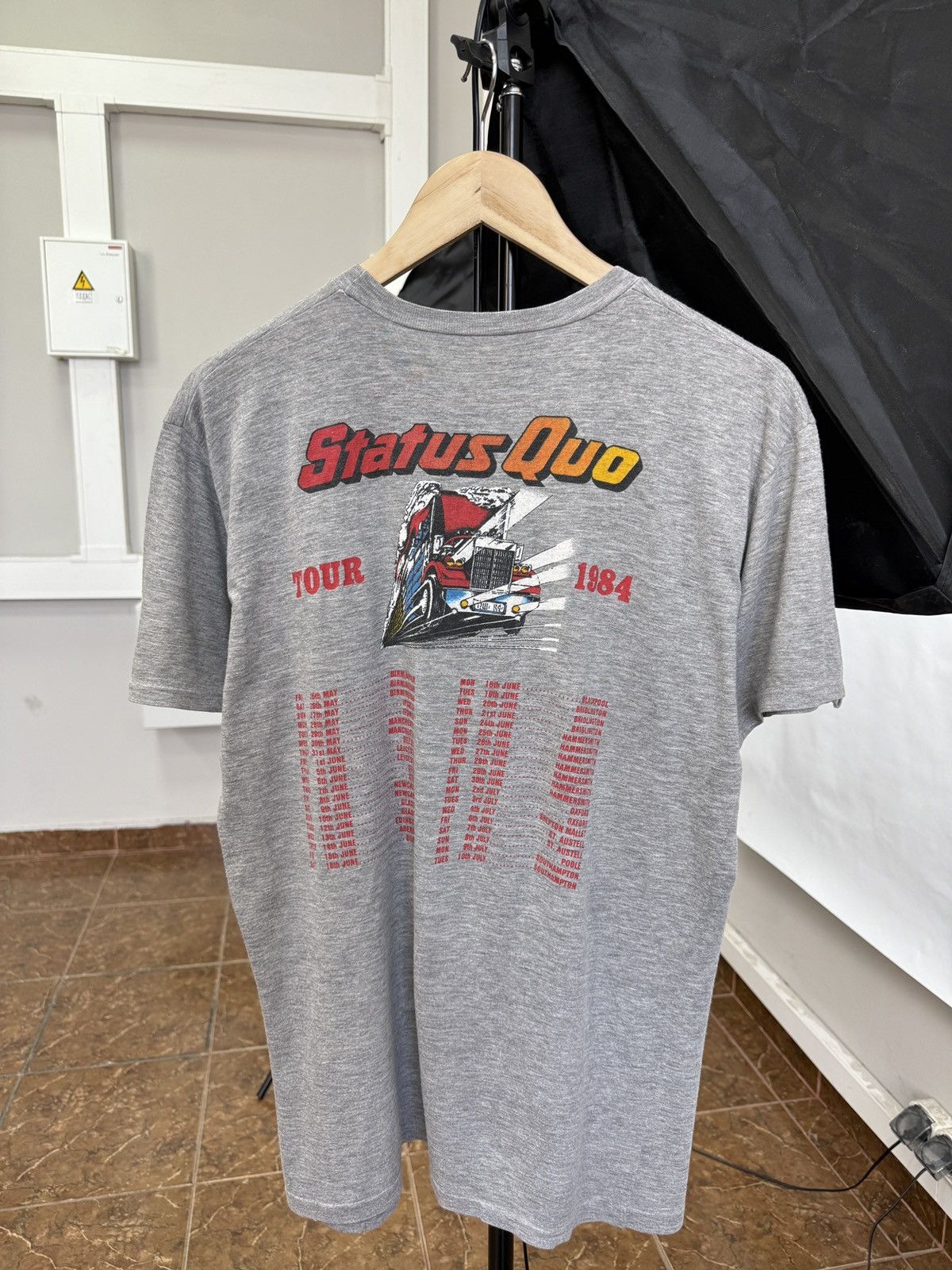 Band Tees 🏴󠁧󠁢󠁥󠁮󠁧󠁿 Vintage 1984 Status Quo End of the Road T-Shirt Rare Retro Size US L / EU 52-54 / 3 - 2 Thumbnail