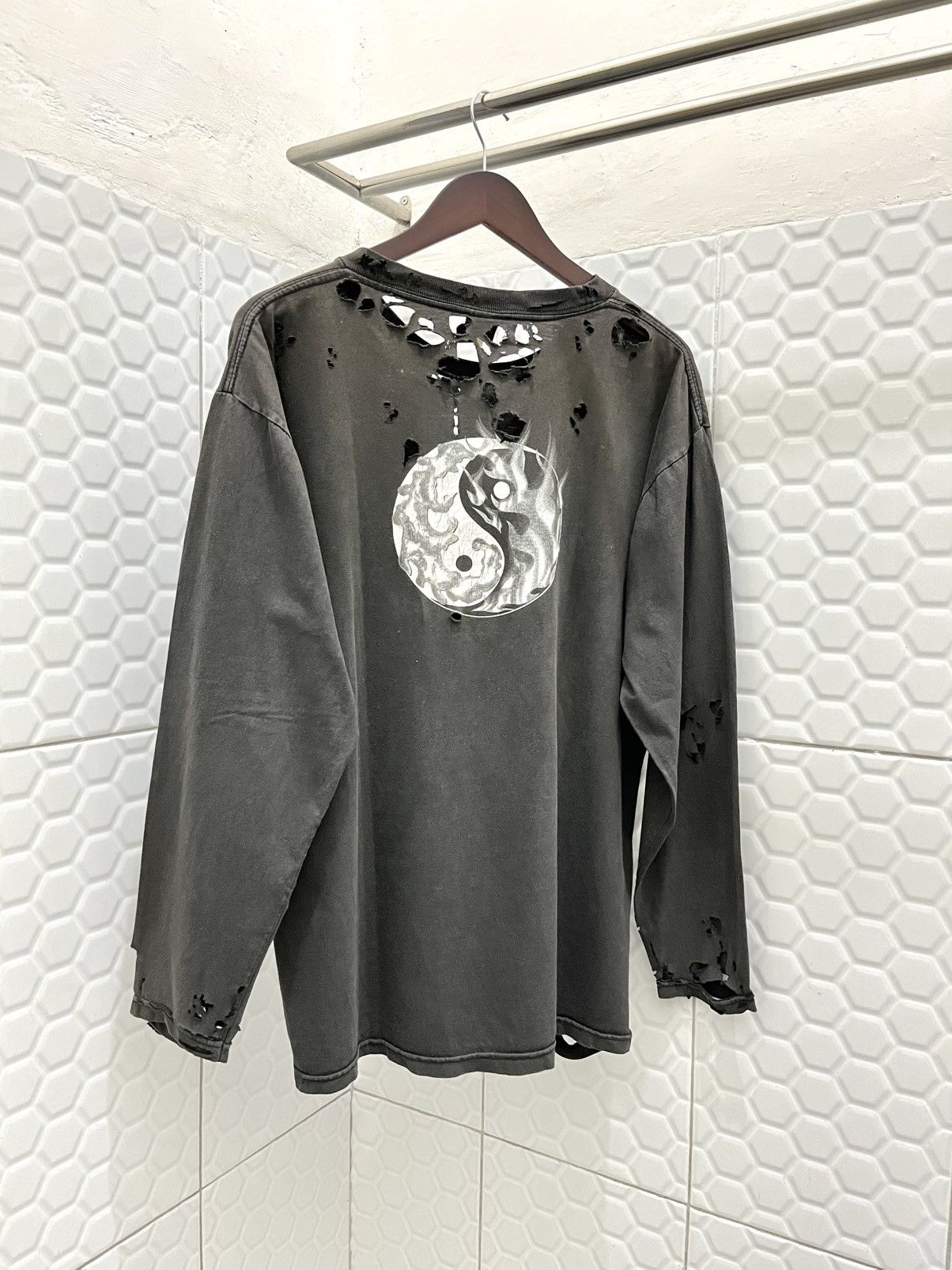 4GSELLER × Vintage Vintage 90's Thrased Dragon Yin Yang Longsleeve Size US L / EU 52-54 / 3 - 5 Thumbnail