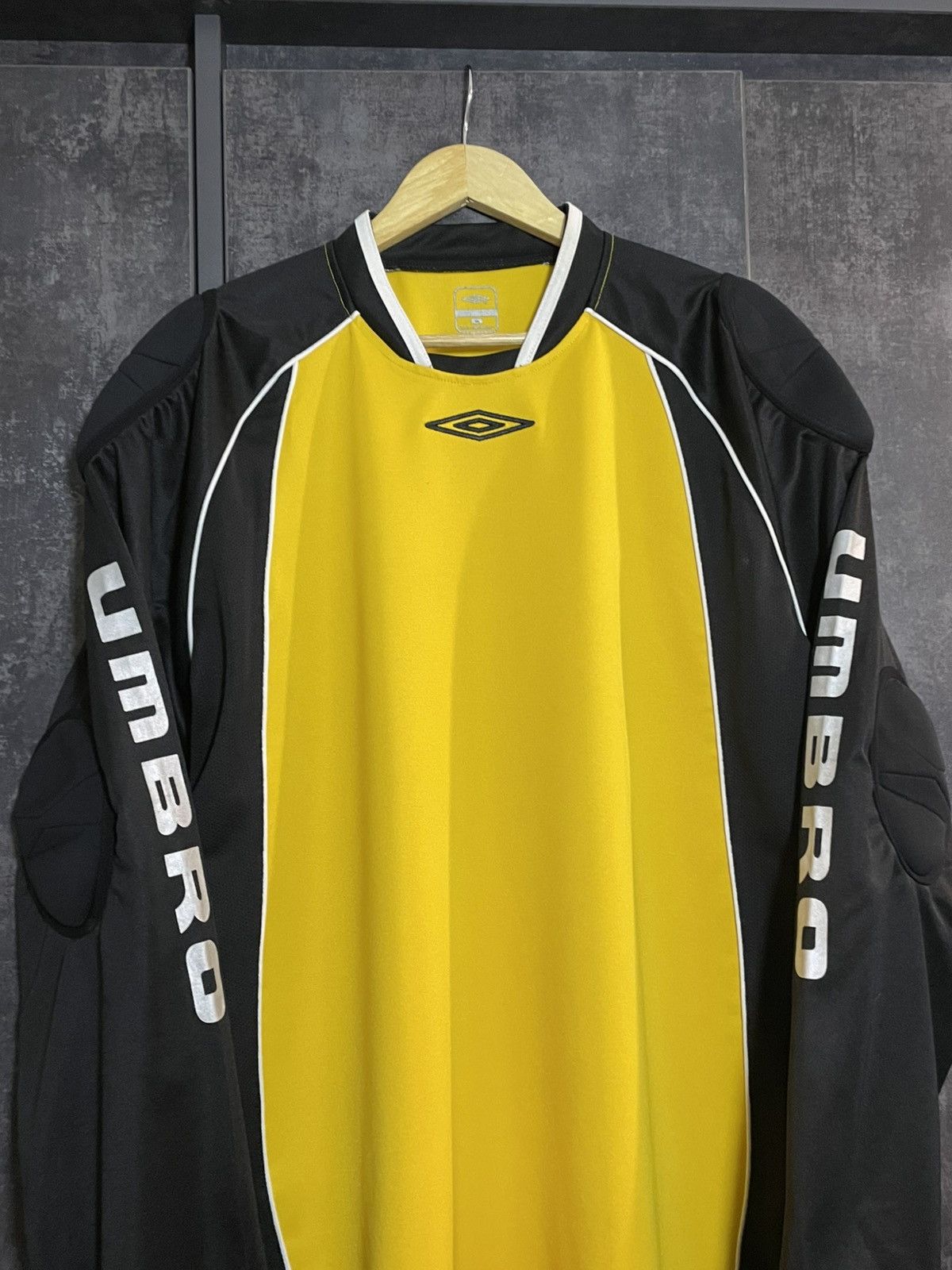 Umbro Vintage Umbro Goalkeeper Jersey Patted Balenciaga Vetements Size US XL / EU 56 / 4 - 3 Thumbnail